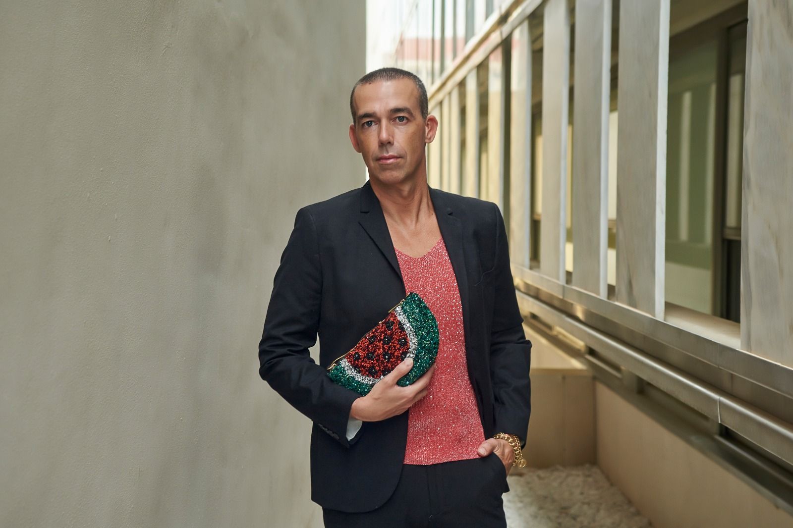 David Calleja, con uno de sus apreciados bolsos "que no tienen género". DC