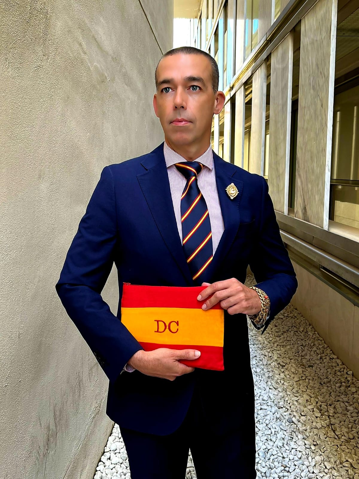 Calleja, posando con el bolso que llevó en una reciente visita del Rey. DC