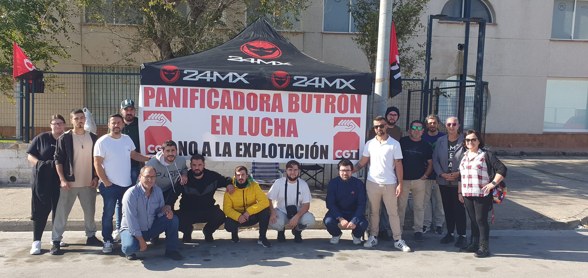 Trabajadores de la panificadora Butrón de Chiclana, en huelga indefinida para reivindicar sus derechos laborales.