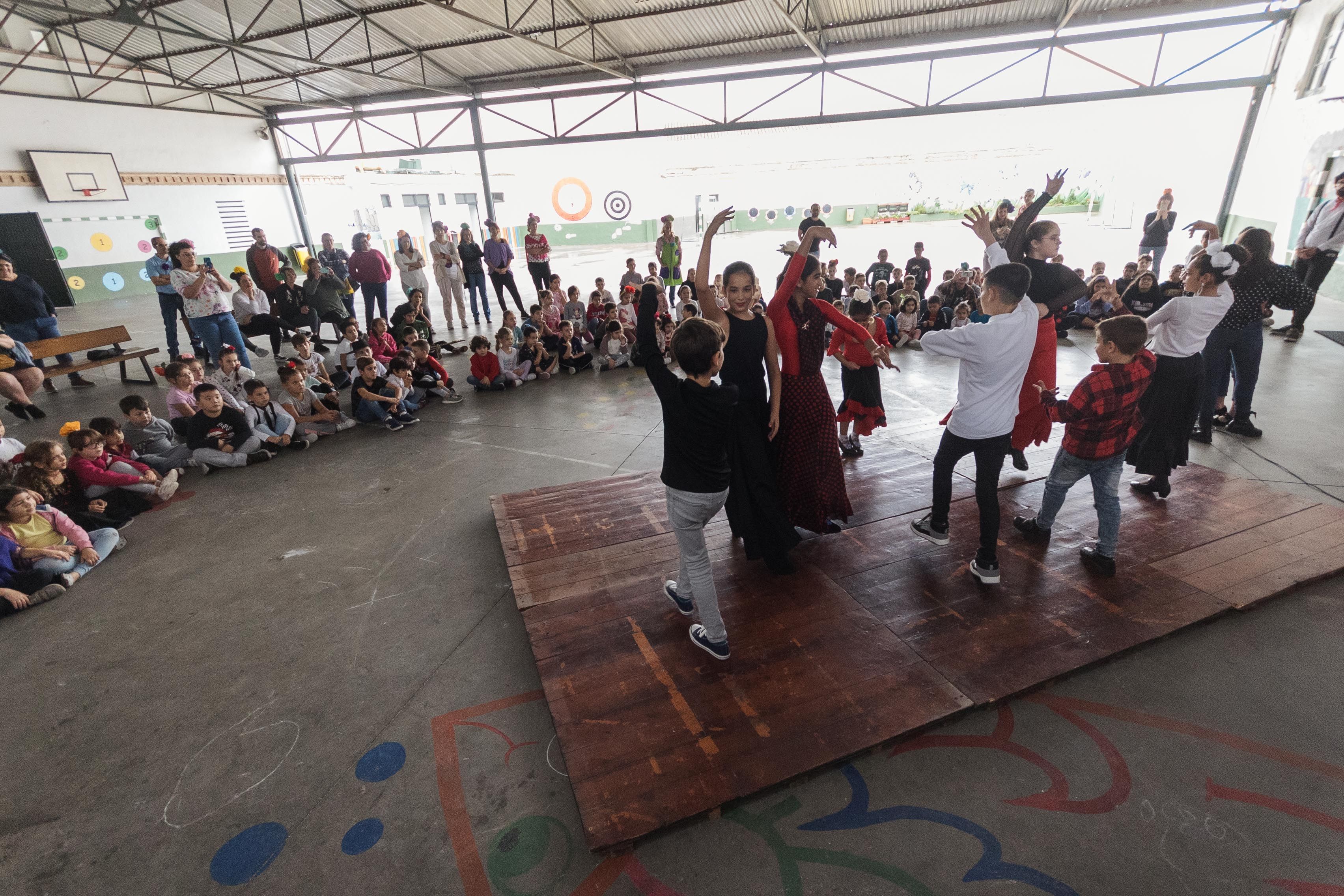 El CEIP Al-Ándalus ha celebrado de una forma muy especial el Día Internacional del Flamenco: poemas de Lorca, claveles, 'photocall' y bulerías.