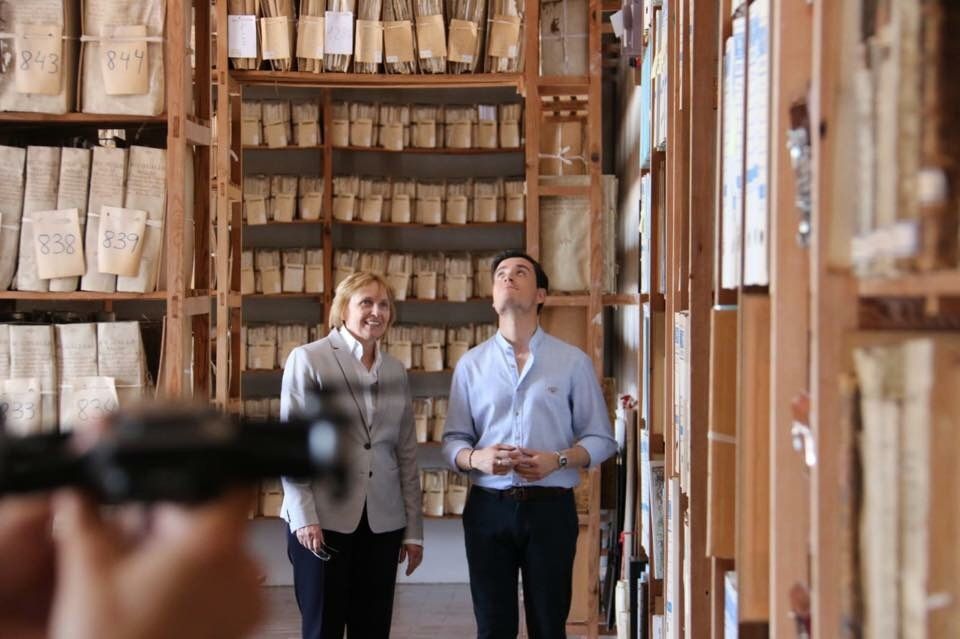 Liliane Dahlmann y Juan Jesús Diánez, en una visita al archivo de la Casa de Medina Sidonia. 