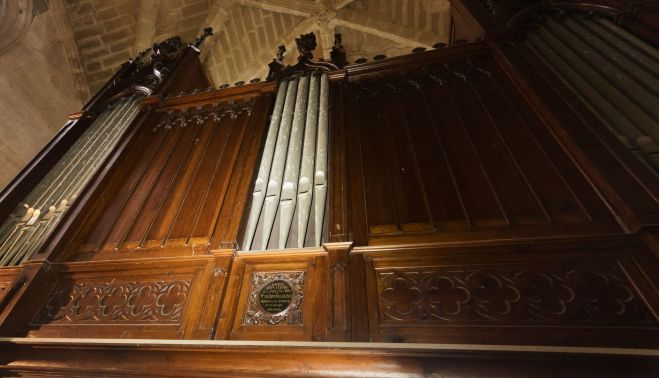 El frontal del órgano con la cartela donde se consigna el nombre de su constructor y la fecha.     MANU GARCÍA