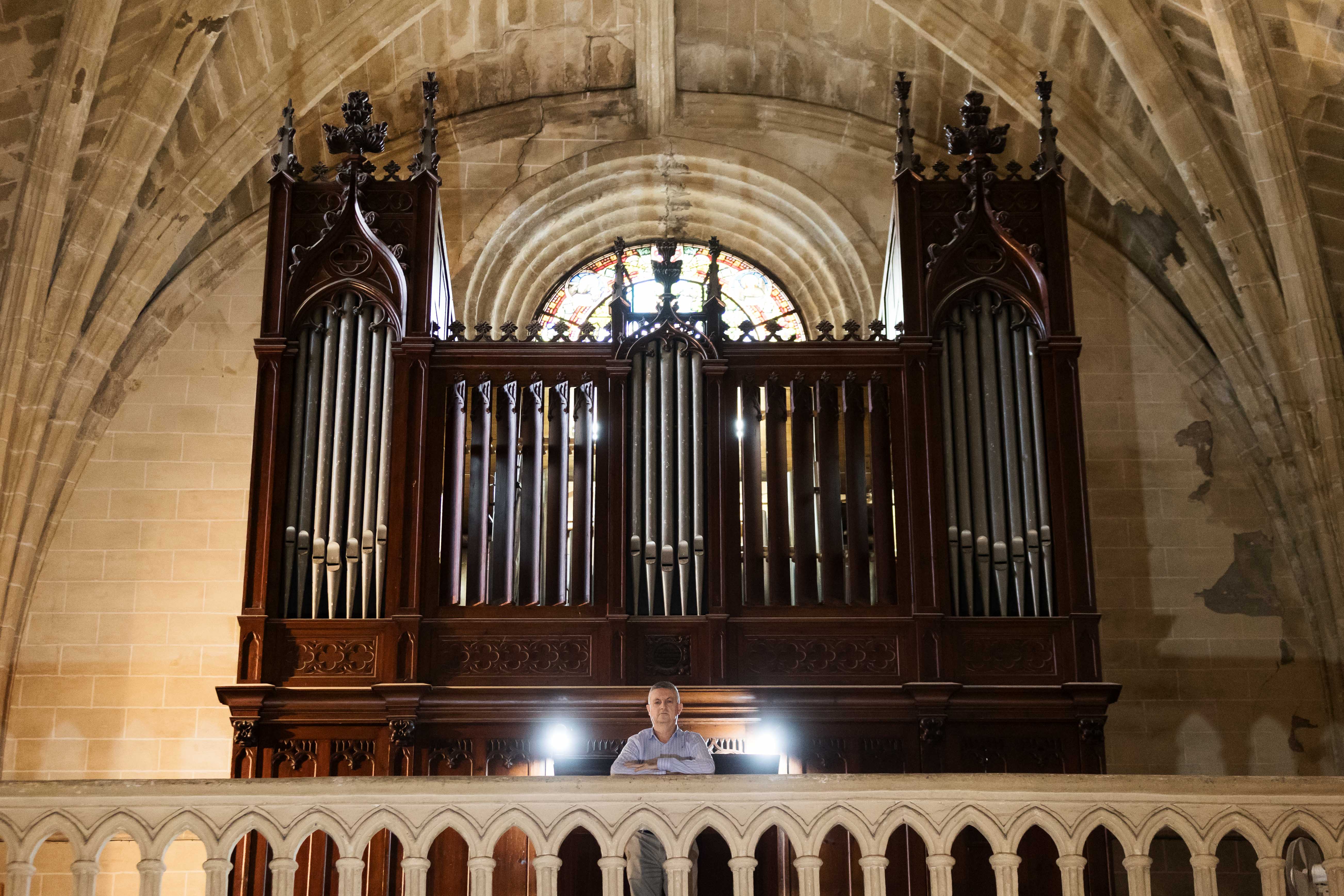 Vista frontal del órgano situado sobre el coro que se construyó para su instalación.     MANU GARCÍA 