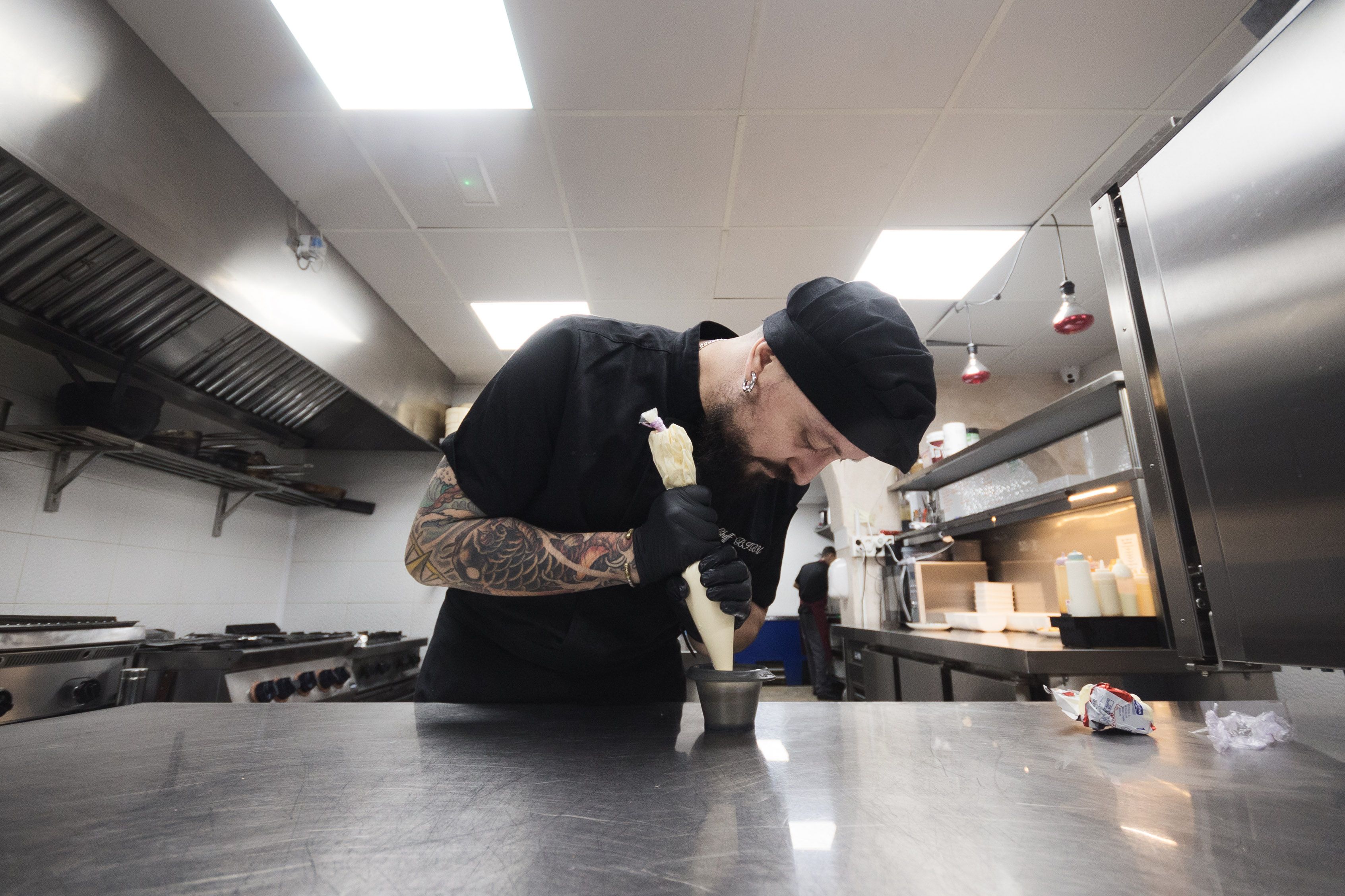 Alberto prepara un coulant de queso.