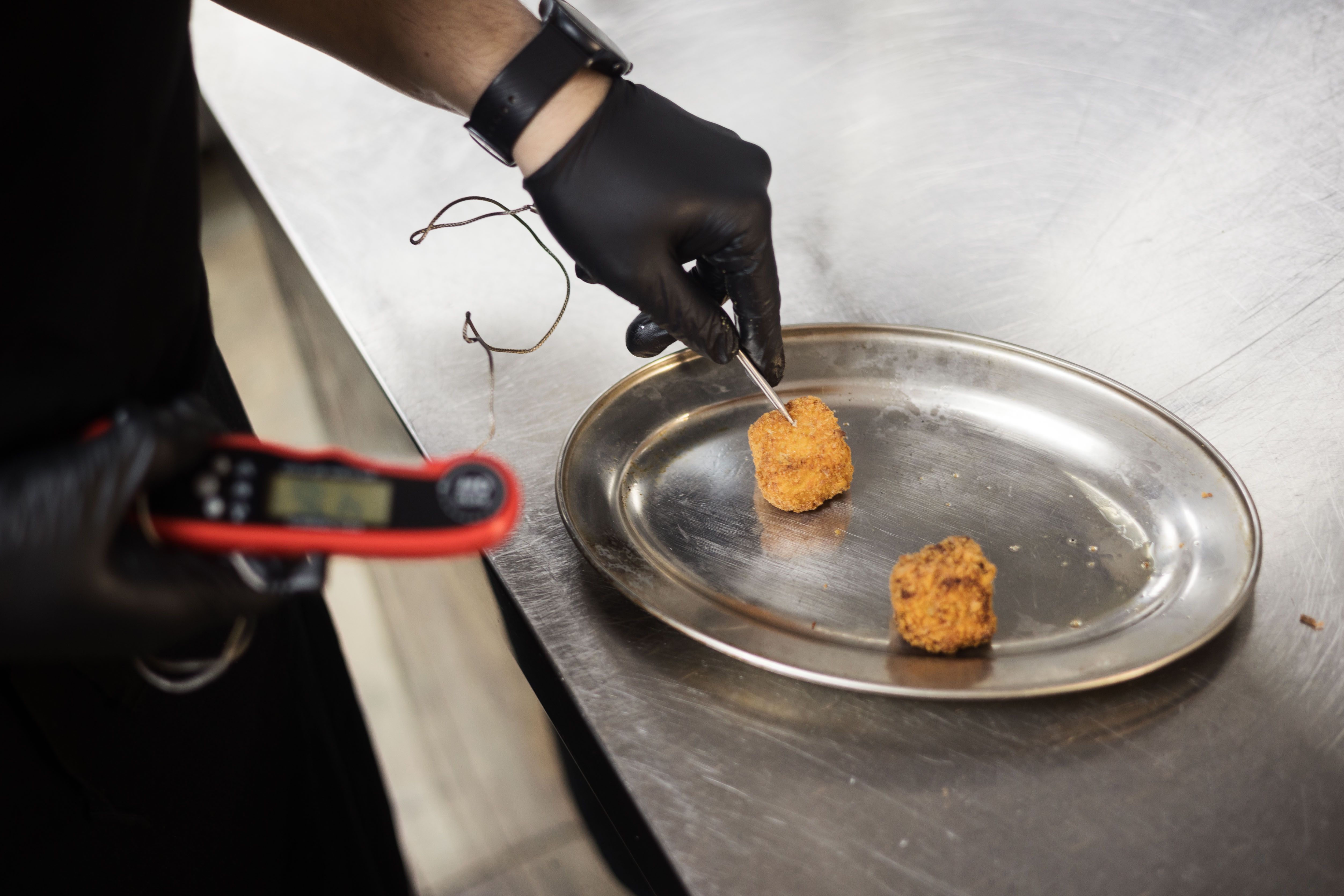 Alberto mide la temperatura de las croquetas.