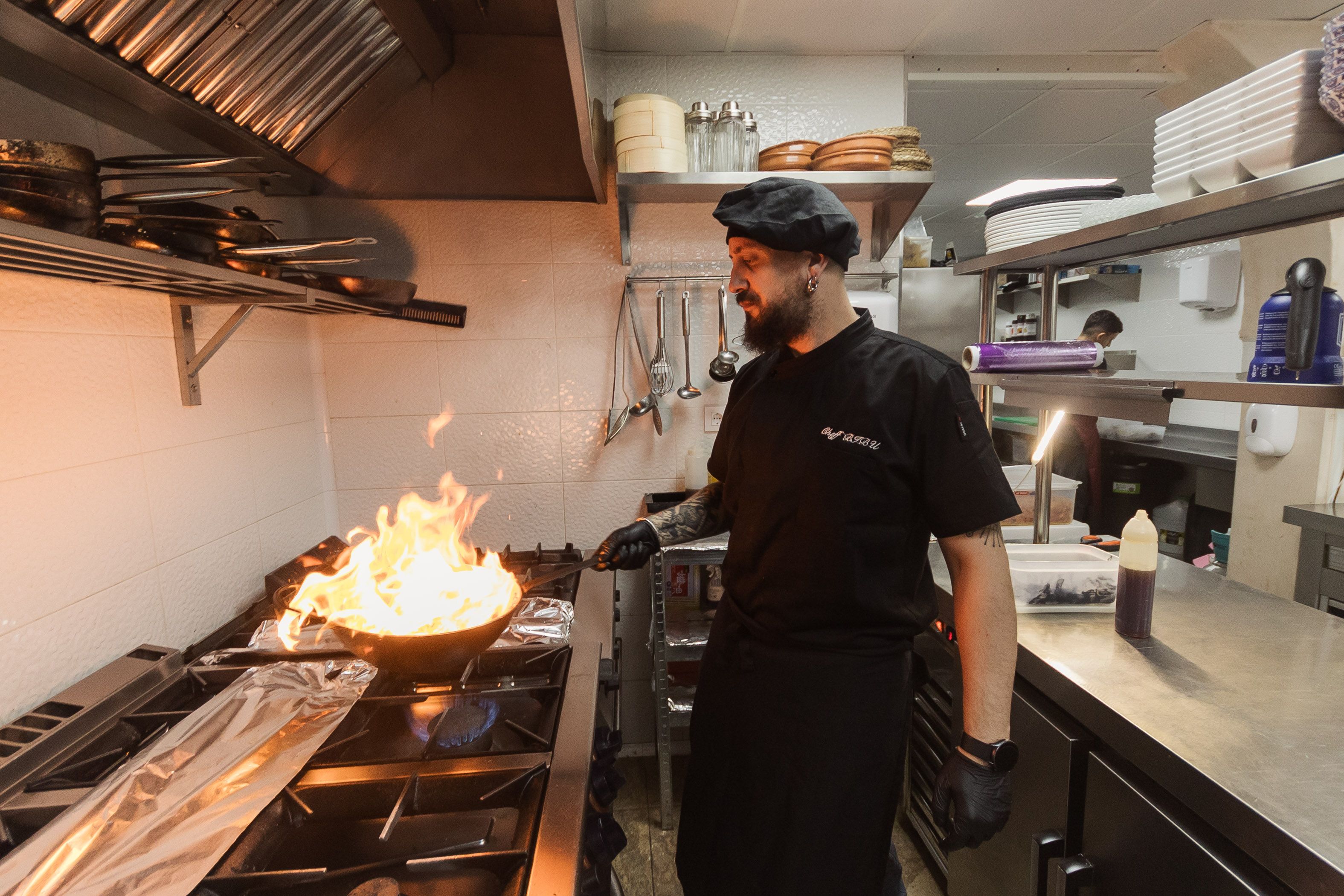 El cocinero en los fogones del restaurante.