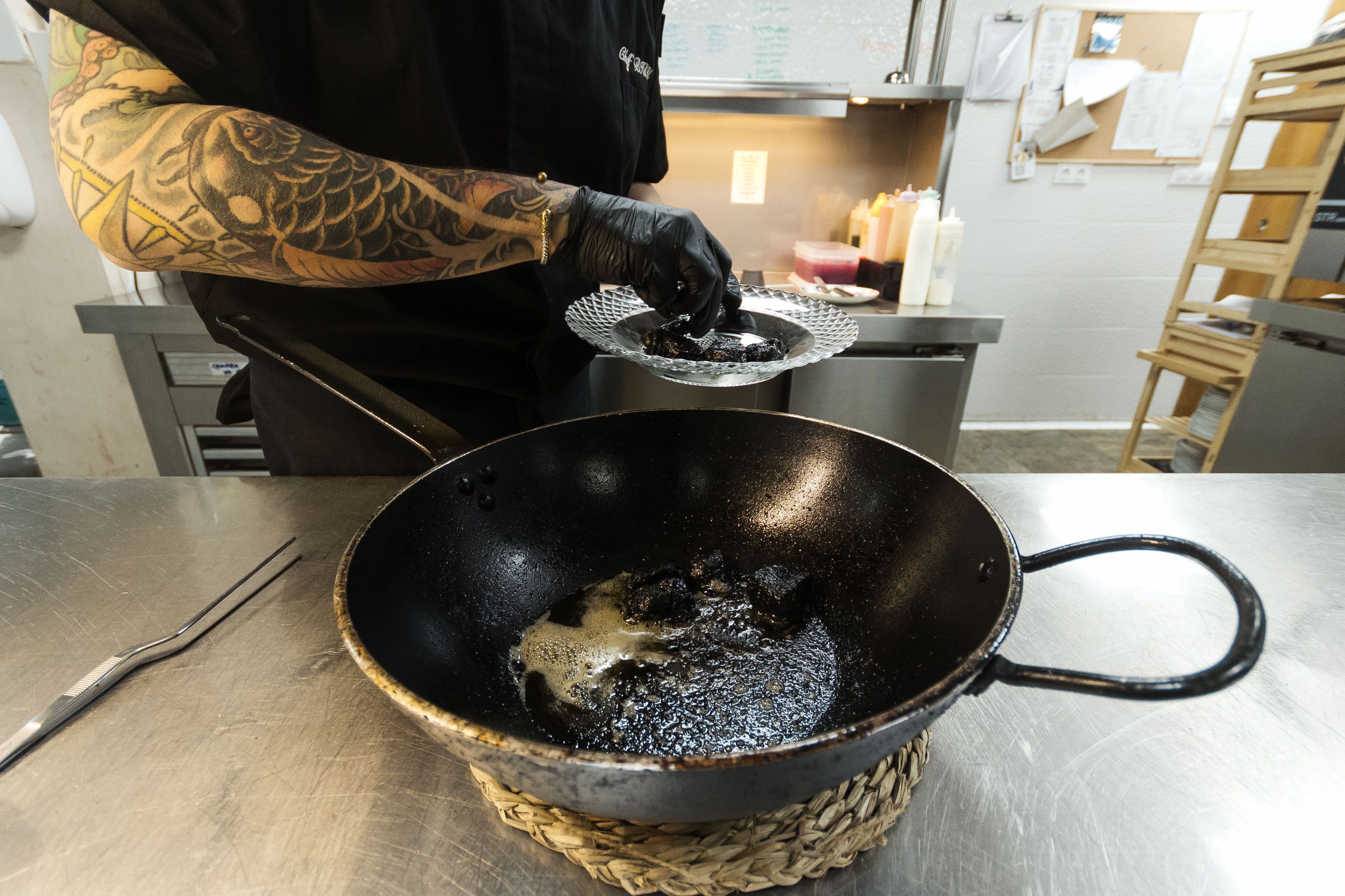 Elaboración del solomillo al carbón en la cocina de Bibu.