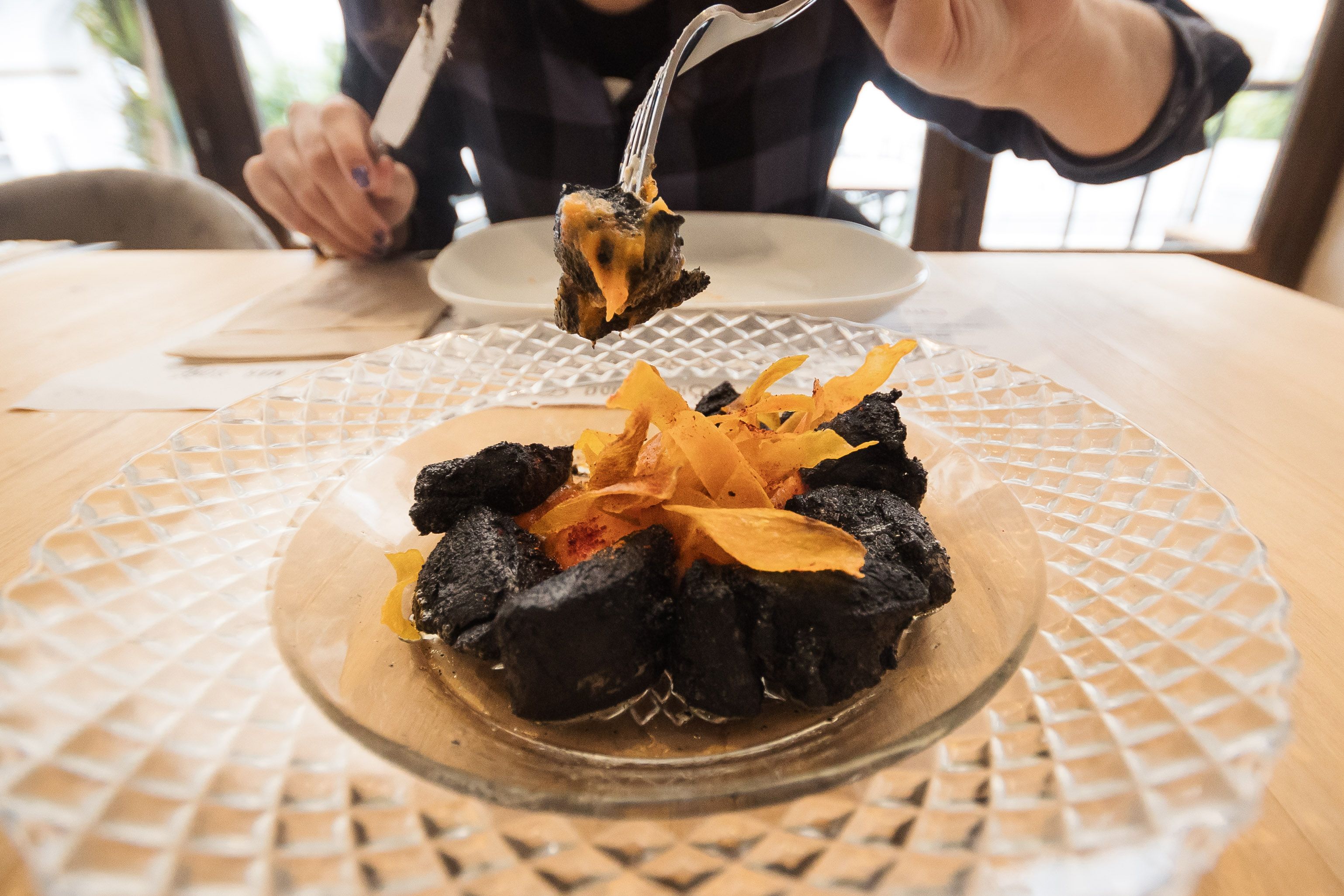 Solomillo al carbón con puré de boniato y un taco de tortilla de camarones.