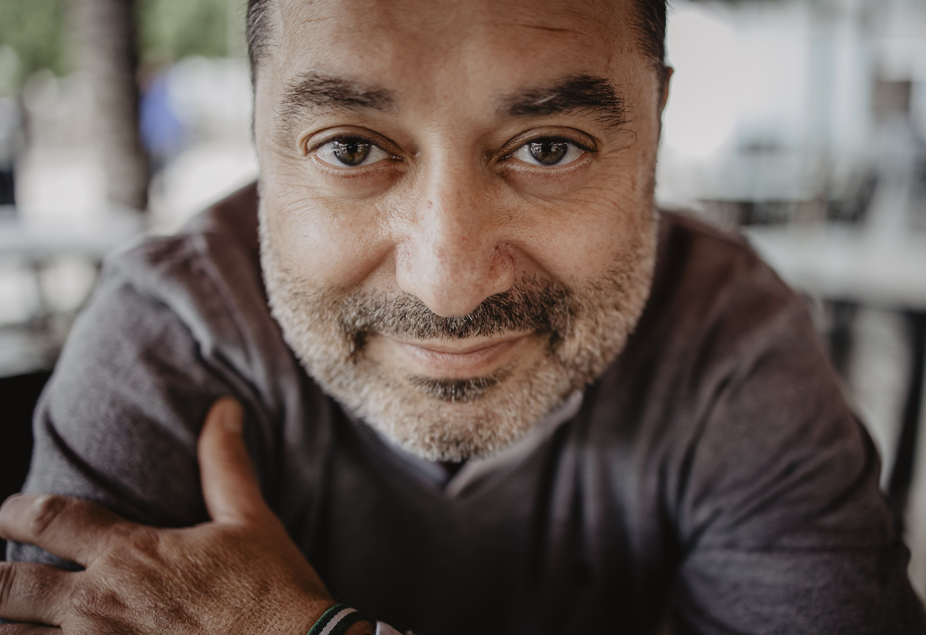 Raúl Ramírez posa tras la entrevista concedida a lavozdelsur.es, donde relata su experiencia en el Día Mundial contra el Cáncer de Pulmón.