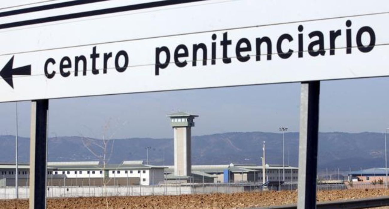 Un cartel anuncia la proximidad del Centro Penitenciario de Córdoba.