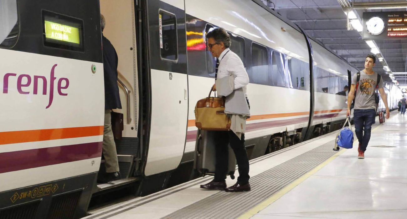Pasajeros montándose en un tren en la estación de Vigo.