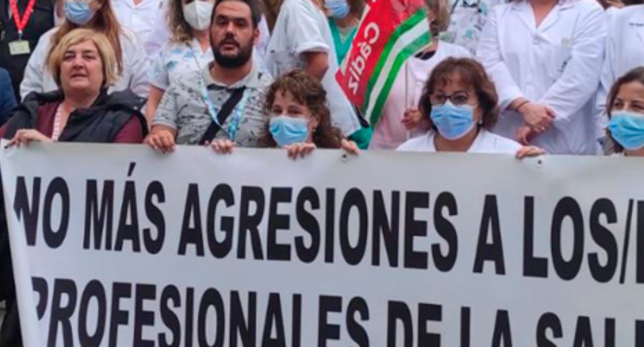 Concentración pidiendo el cese de las agresiones a profesionales del sector sanitario.