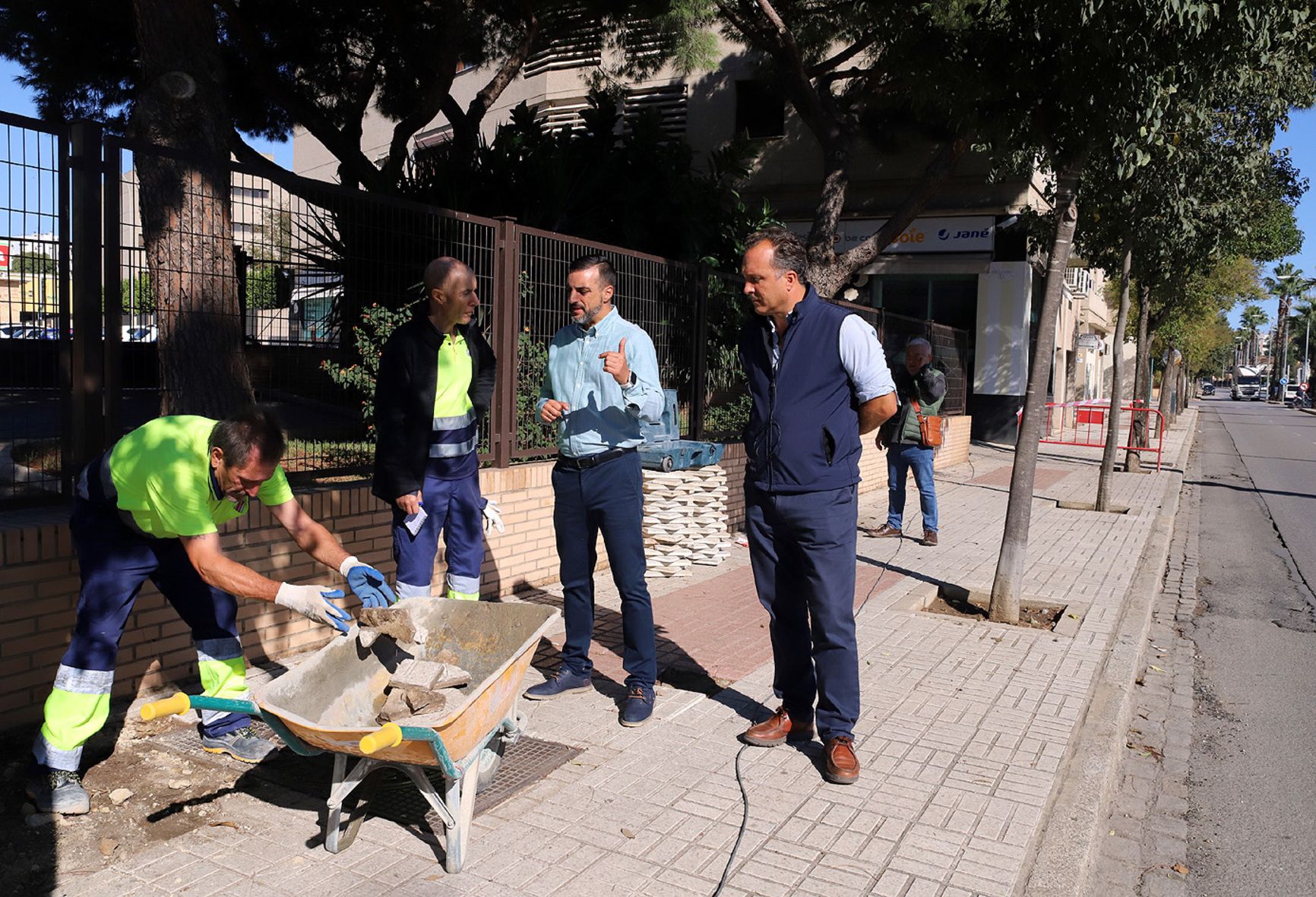 El Ayuntamiento, con la alcaldesa Mamen Sánchez al frente, avanza en la mejora de la accesibilidad con la reparación del acerado del entorno de Merca 80 San Benito.