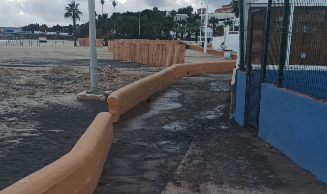 Vertidos en la playa de El Rinconcillo de Algeciras.