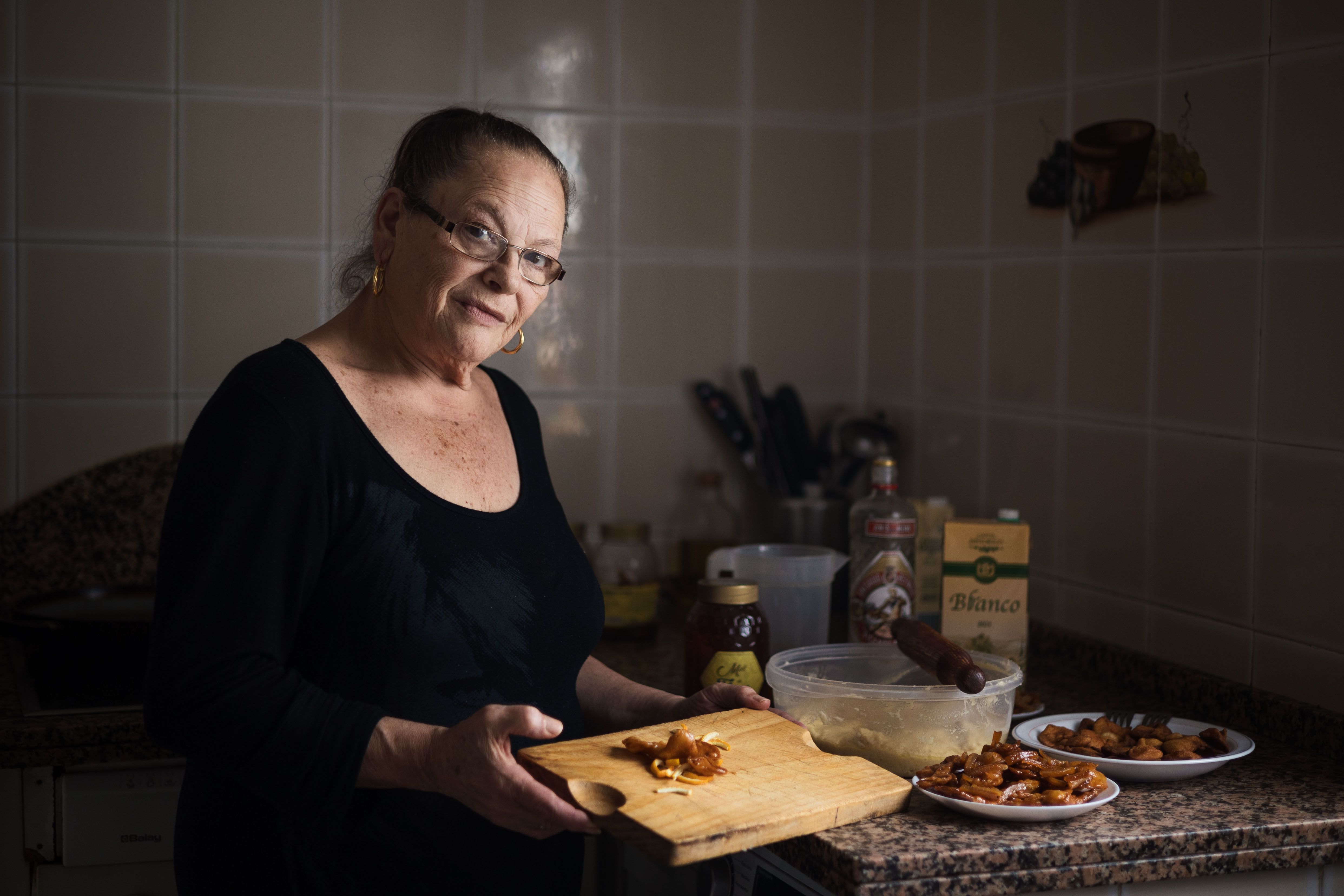 Juana Valencia junto a los ingredientes que utiliza para elaborar los pestiños en la cocina de su casa en Jerez.