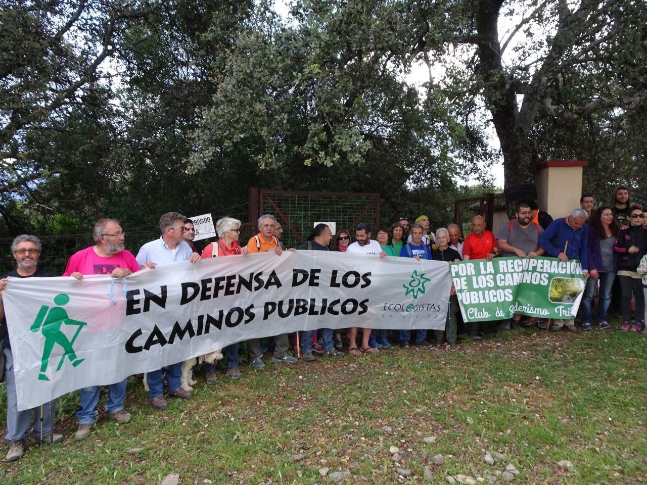 Una de las marchas organizadas desde Ecologistas en Acción para la recuperación del camino público Prado del Rey-El Bosque. FOTO: Ecologistas en Acción