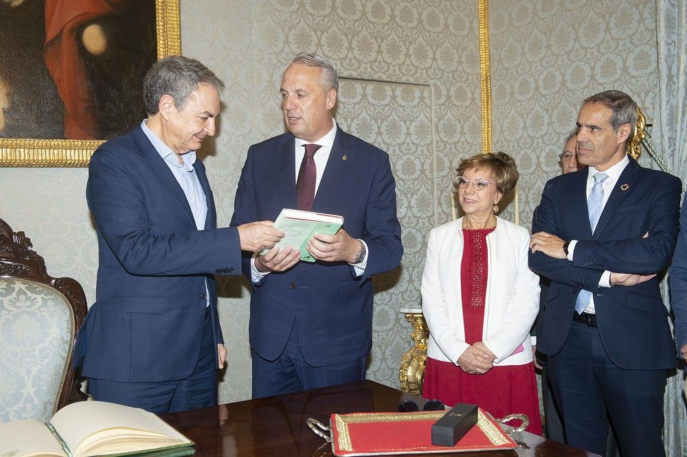 Ruiz Boix entrega el facsímil de la Constitución de 1812 a Rodríguez Zapatero.