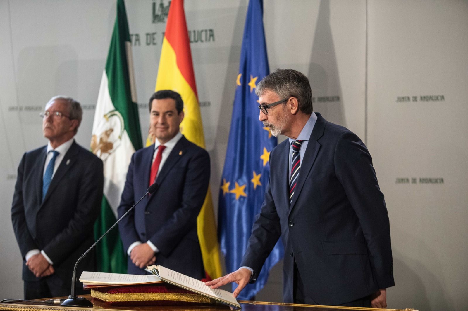 Francisco Piniella, en su toma de posesión de su cargo como rector, con el presidente Moreno Bonilla al fondo, en julio de 2019.
