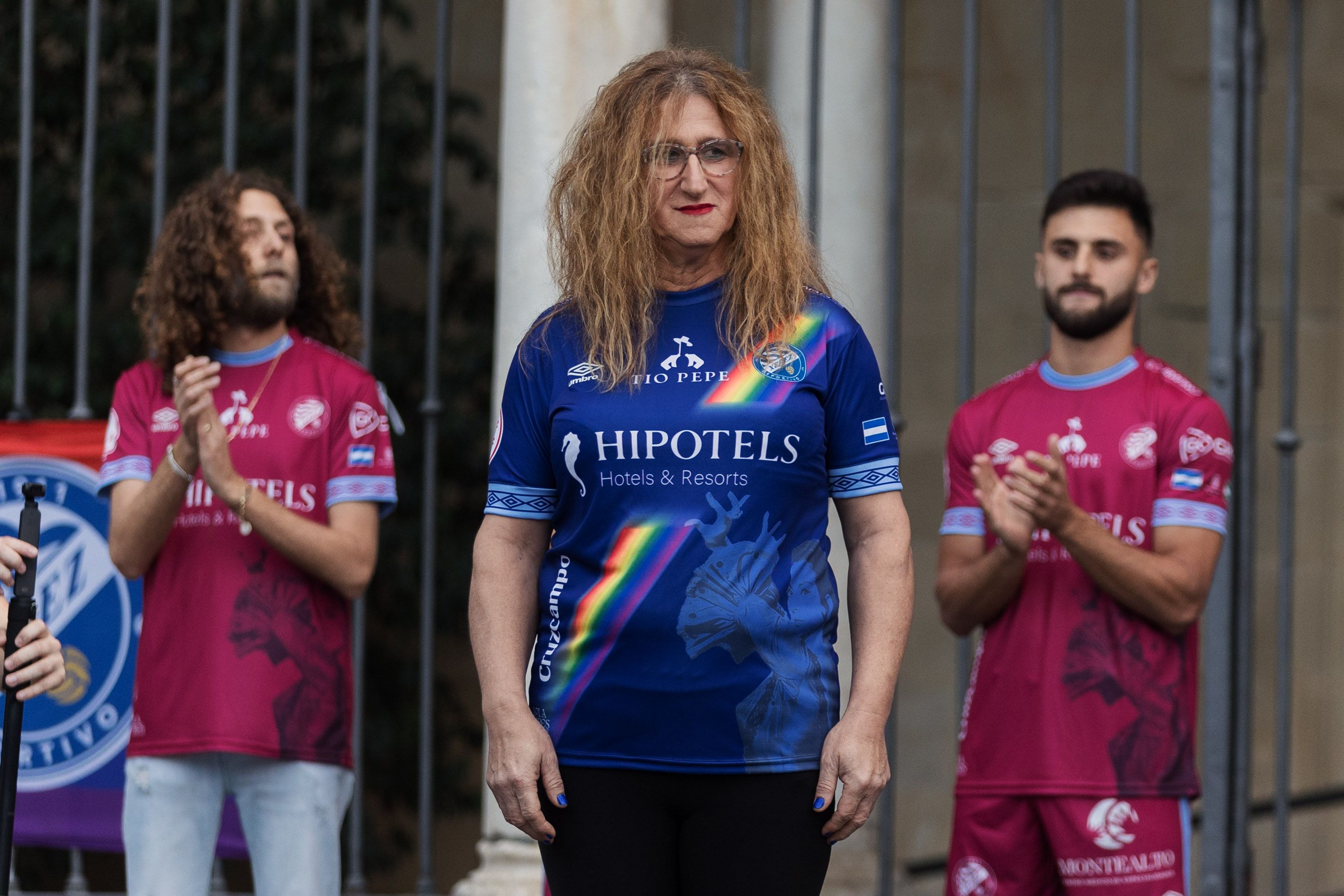 Marina Villalba, mujer trans y socia del Xerez DFC, con la equipación del colectivo LGTBI.