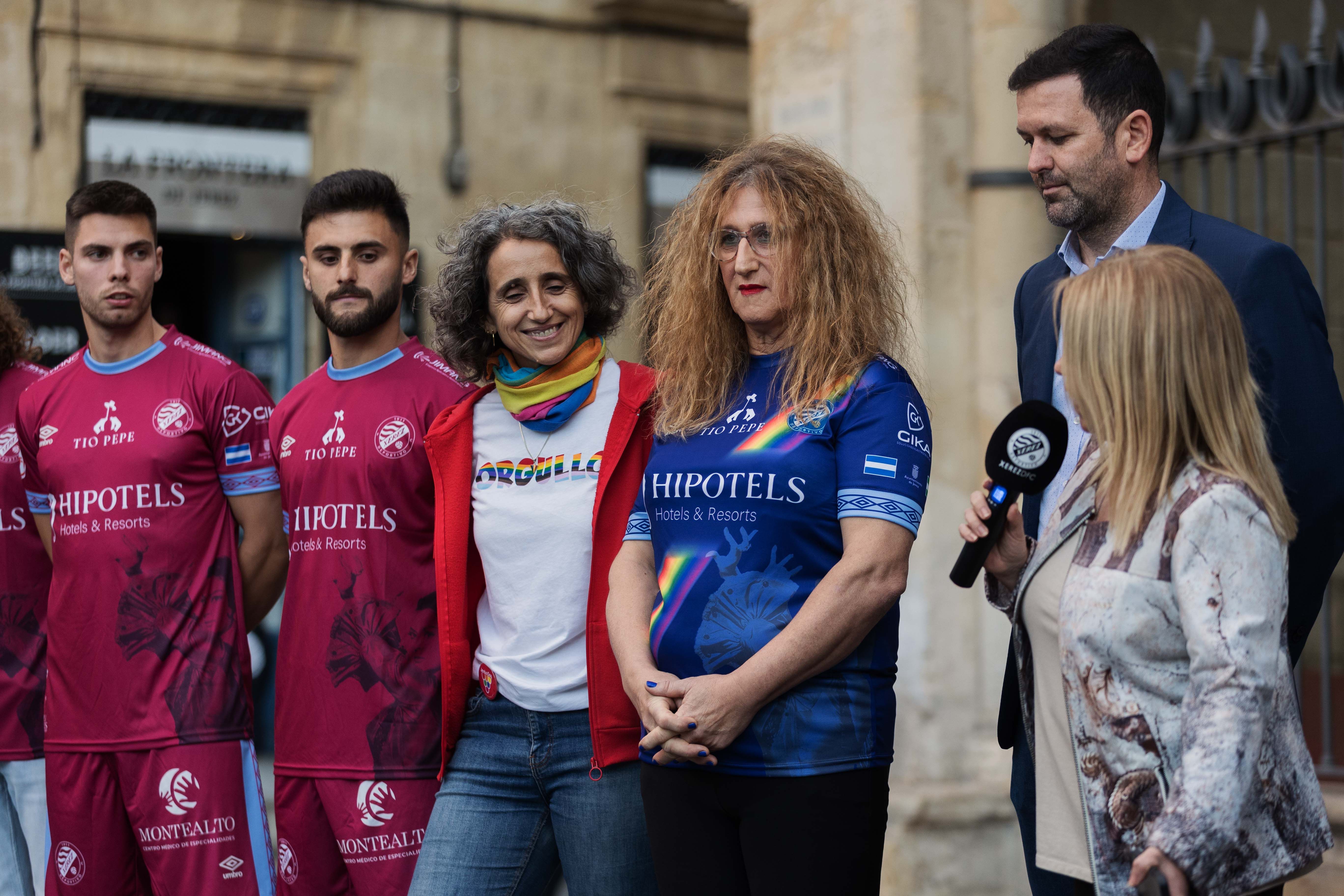 Marina Villalba, mujer trans y socia del Xerez DFC, con la equipación del colectivo LGTBI, ha recibido insultos en redes.