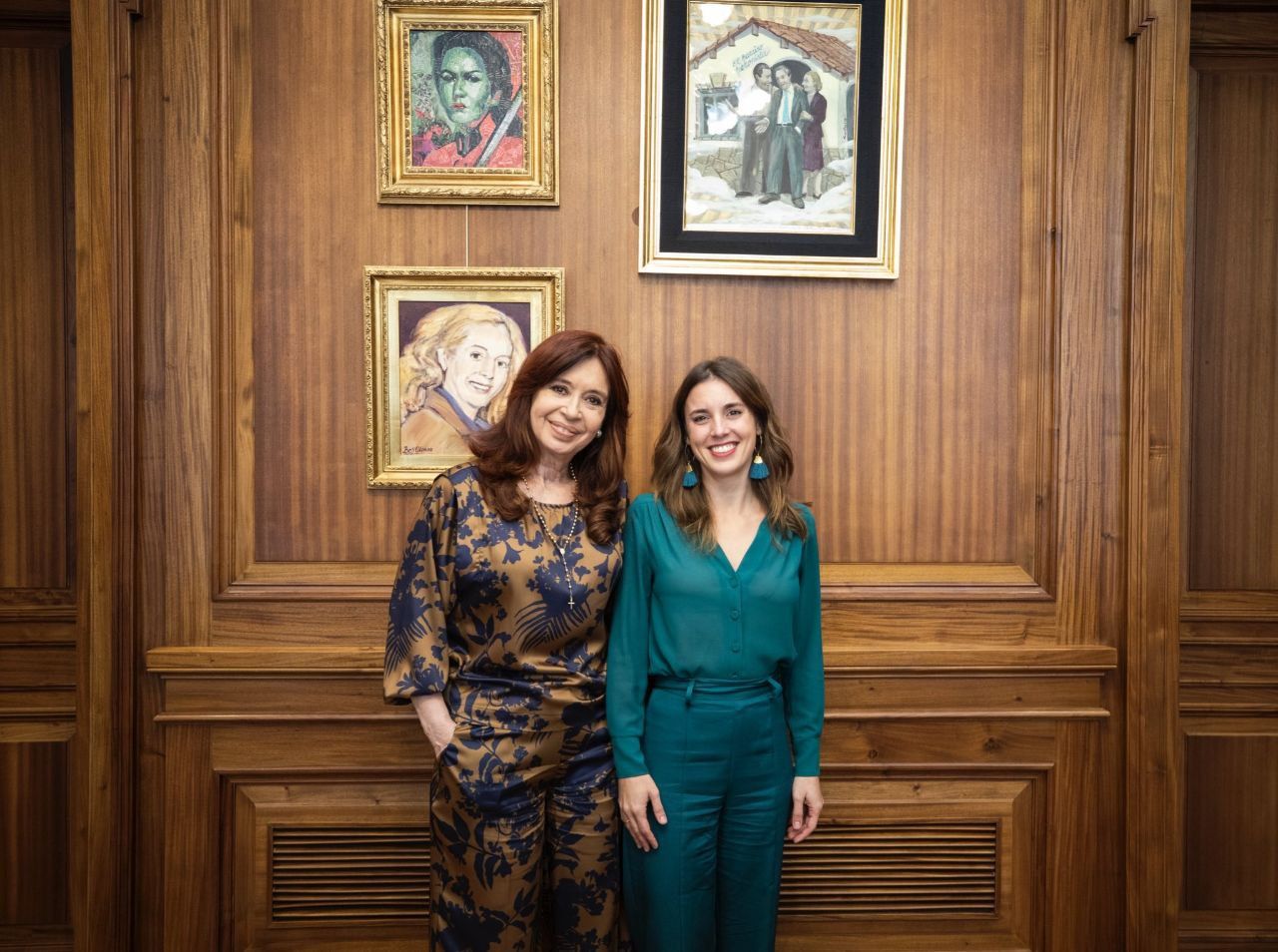 Irene Montero es un espejo. La ministra, en una imagen reciente en Buenos Aires junto a Cristina Kirchner.