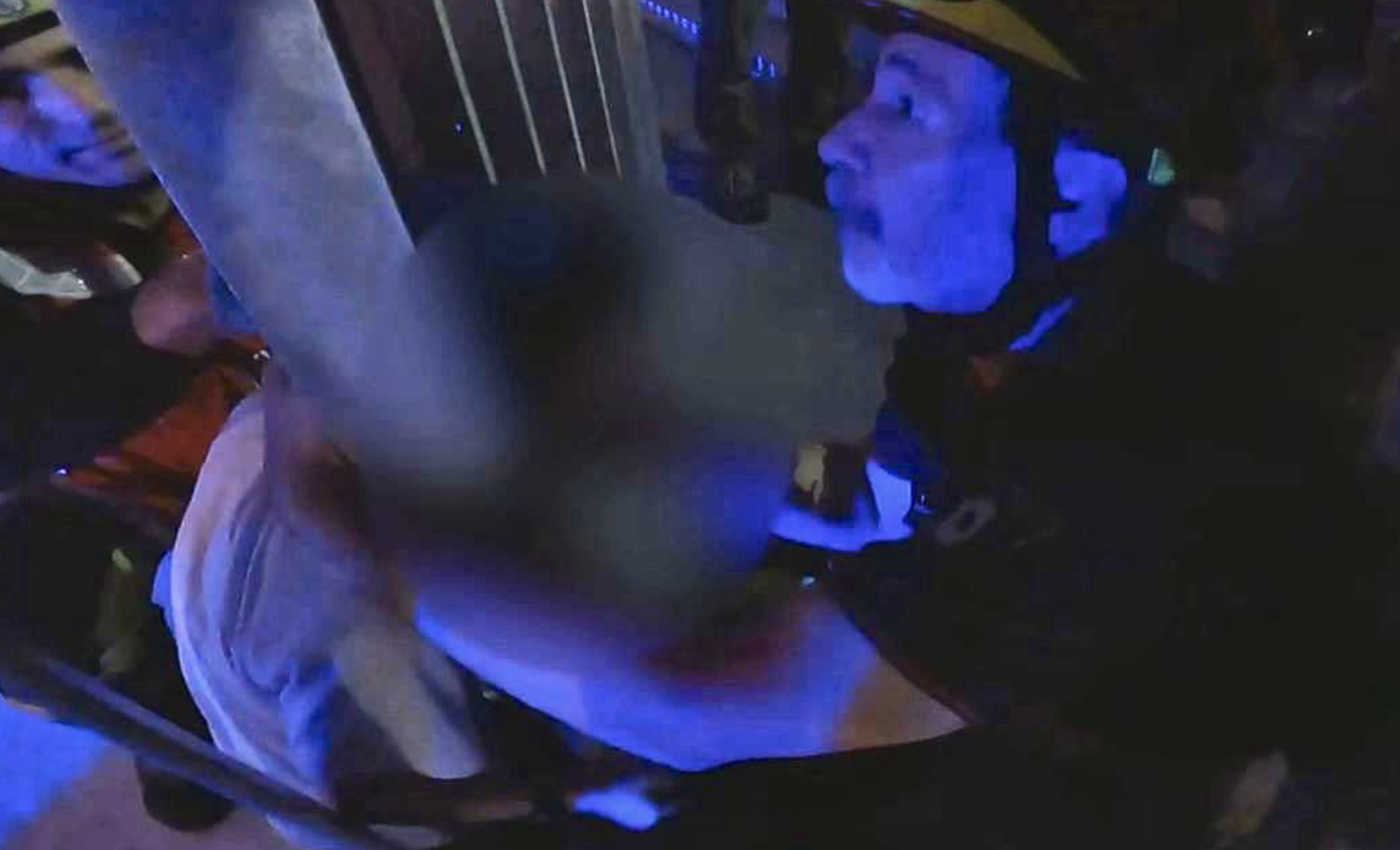 Los Bomberos liberaron a un menor al que se le había quedado la cabeza atrapada entre los barrotes de unas escaleras en la plaza de La Encarnación de Sevilla.