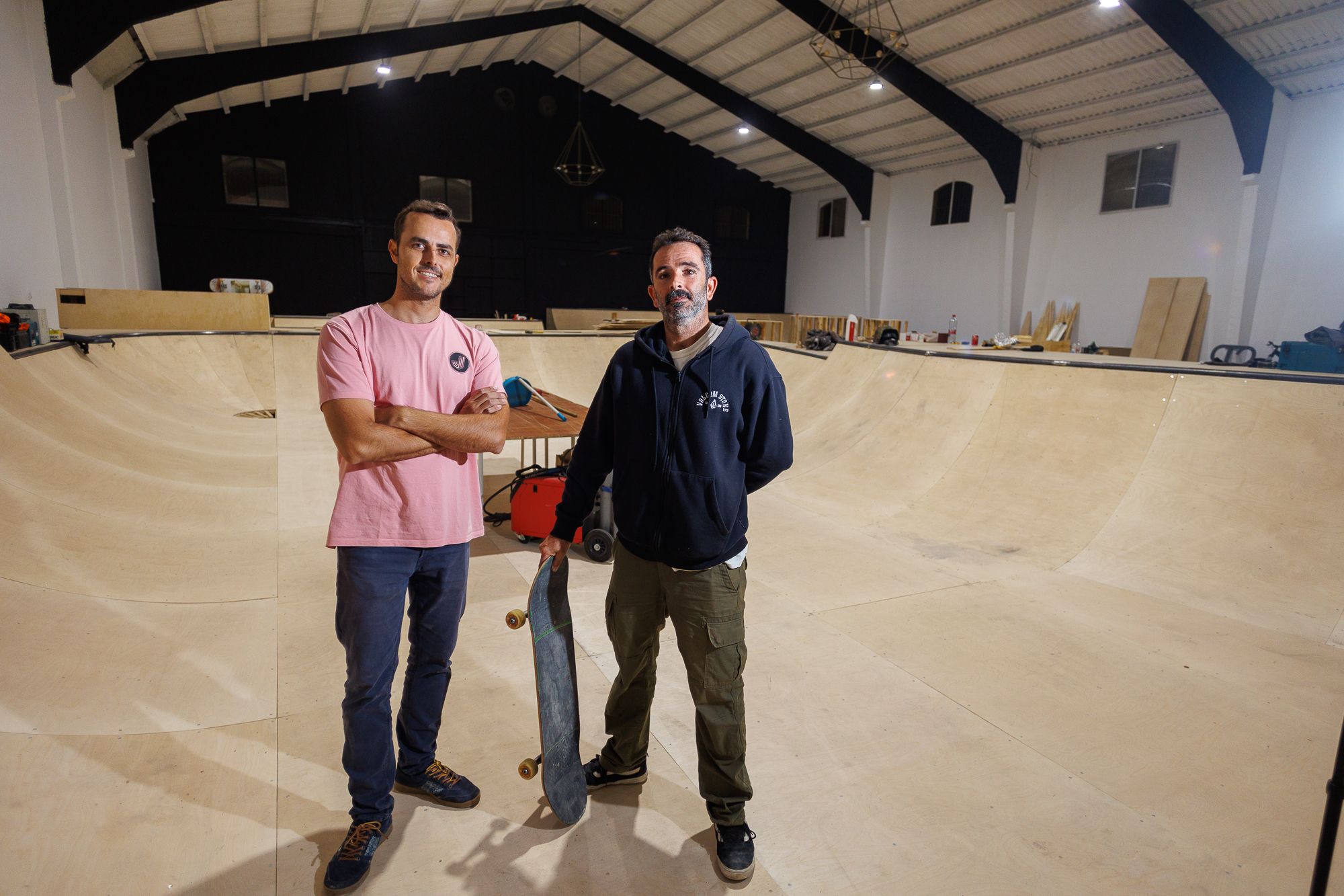 Israel Pérez (derecha) y Rafael García (izquierda), socios y fundadores de La Bodega Skate Center en Jerez.