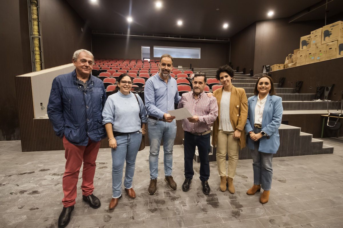 Miembros del gobierno de Trebujena, con familiares de José Manuel Valderas.