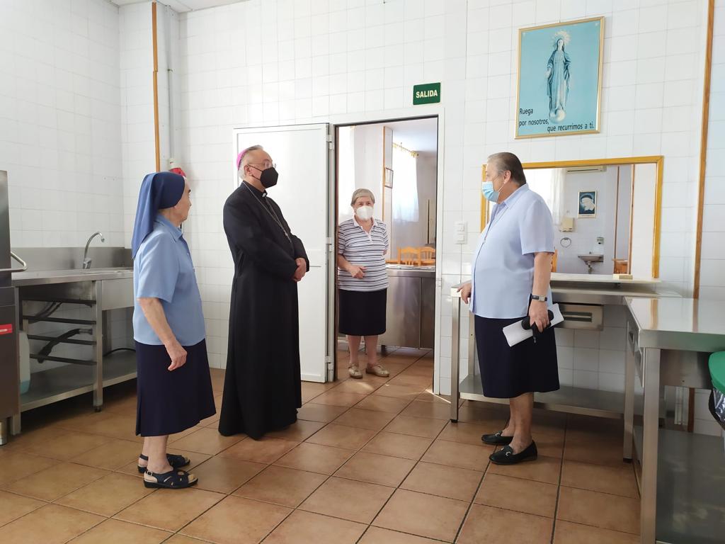 El obispo Rico Pavés con las Hijas de la Caridad en una reciente visita al comedor.