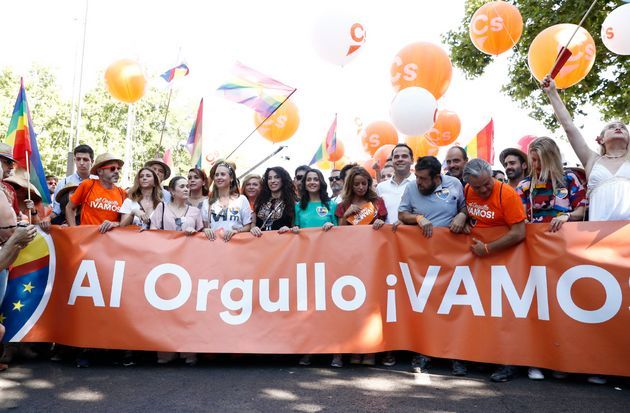 Los miembros de Ciudadanos en la manifestación del Orgullo LGTBI. 
