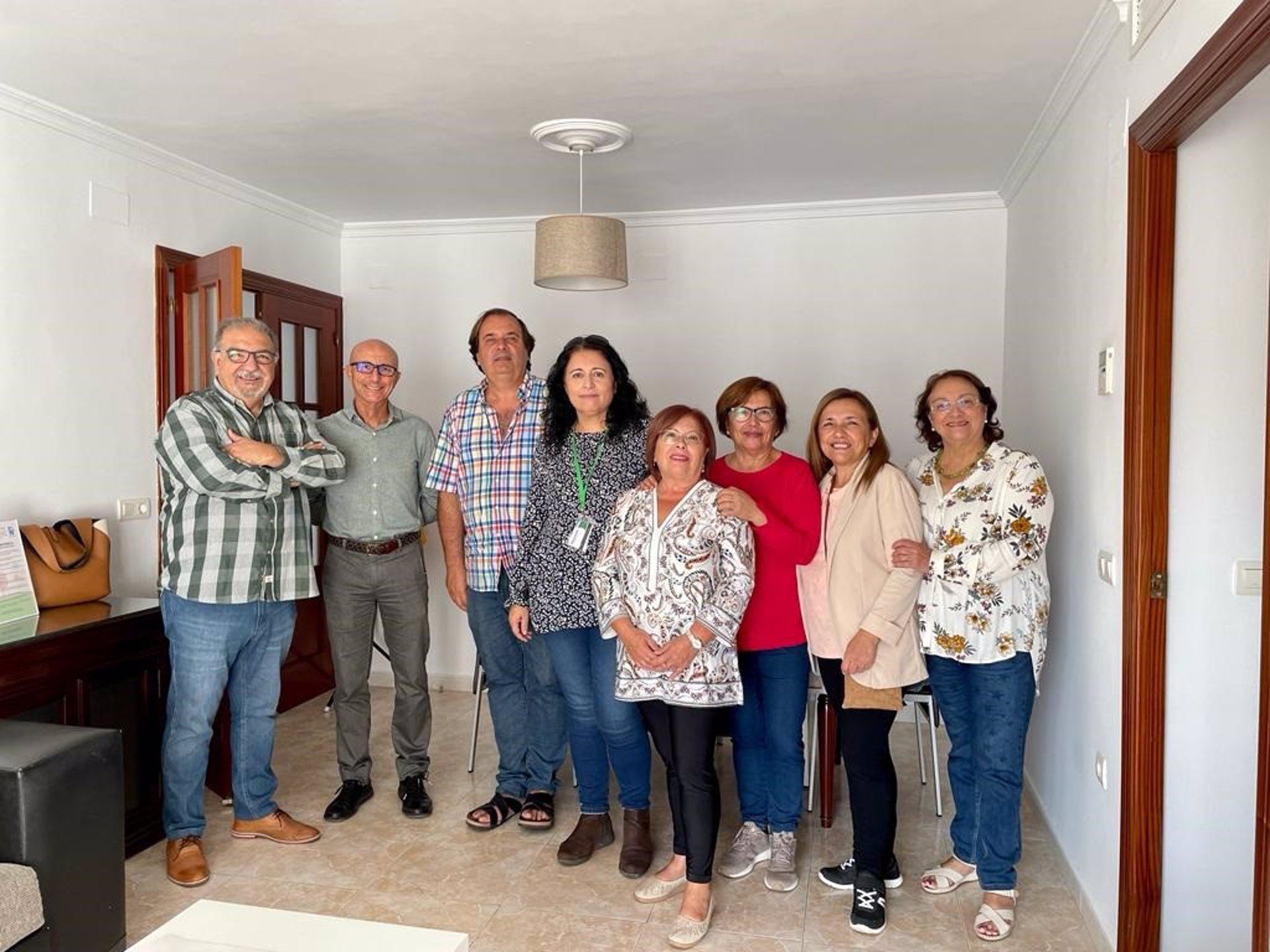 Miembros de dicha asociación y de la Subdireccion de Atención a la Ciudadanía del Hospital Puertas del Mar de Cádiz en uno de los pisos habilitados.