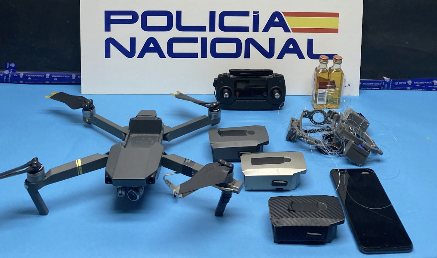 Interceptan un dron que iba a pasar un móvil y botellitas de whisky en alguna de las cárceles de El Puerto.
