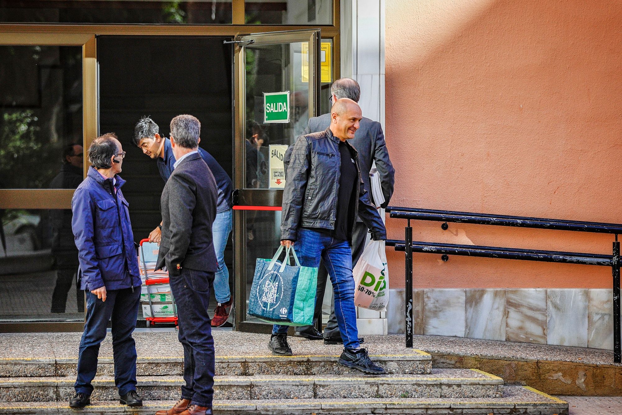 Alerta por caos judicial en Cádiz. Un instante del apresurado desalojo este viernes de los juzgados gaditanos.  