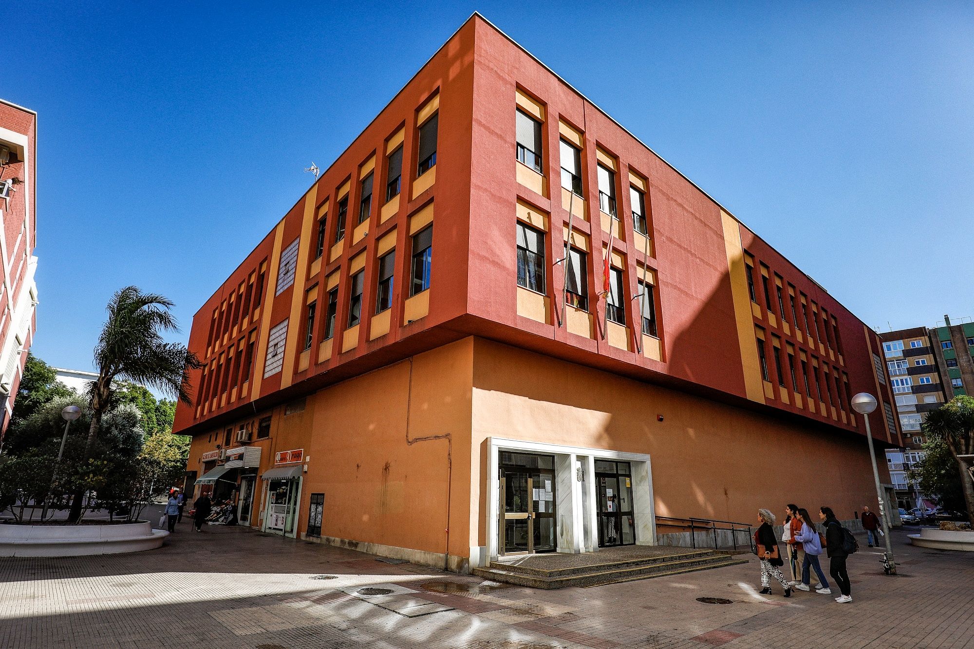 El edificio de los juzgados de Cádiz que ha sido clausurado por la Junta. GERMÁN MESA