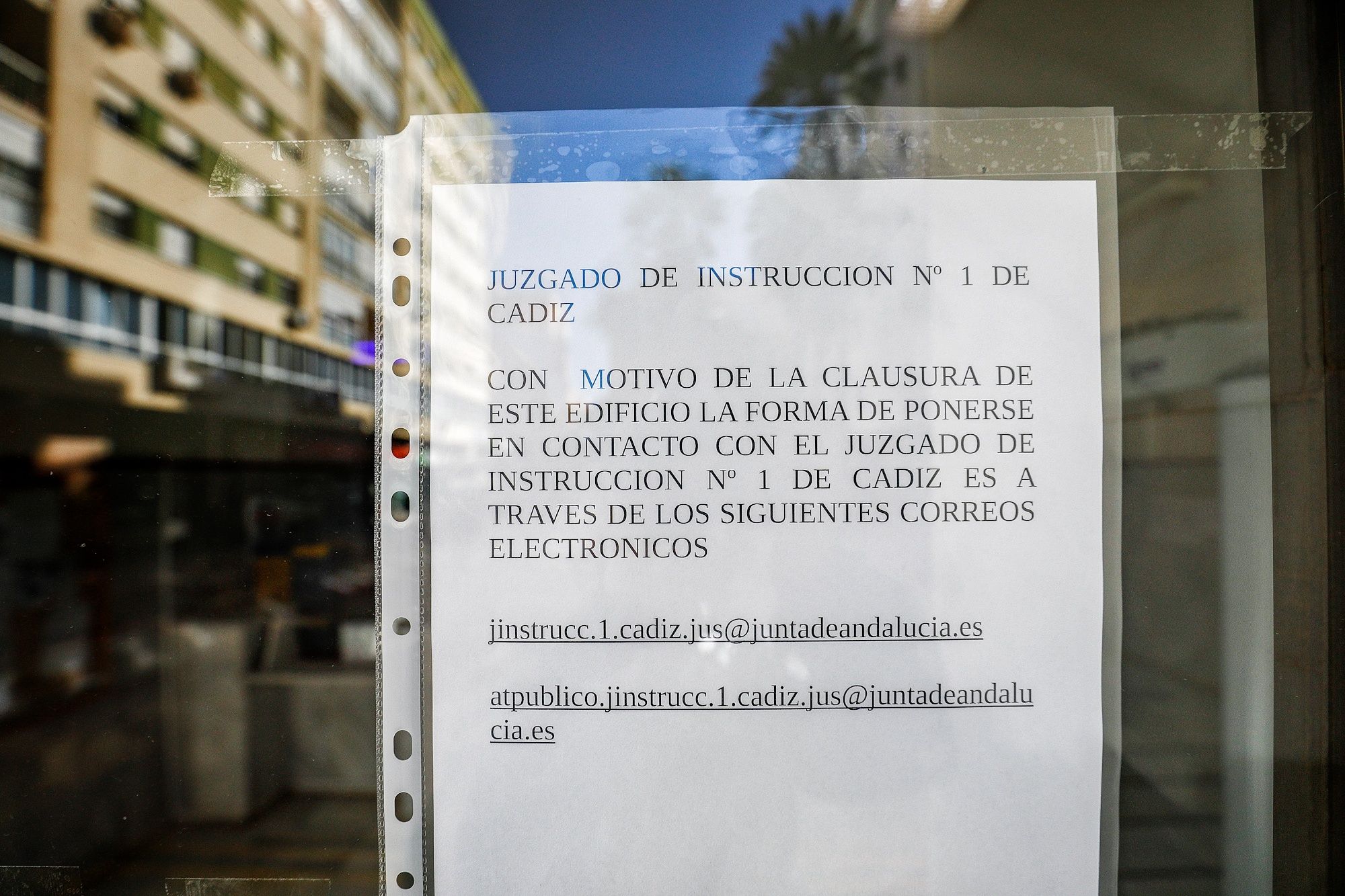 Aviso para los ciudadanos sobre la clausura del edificio de los juzgados. GERMÁN MESA
