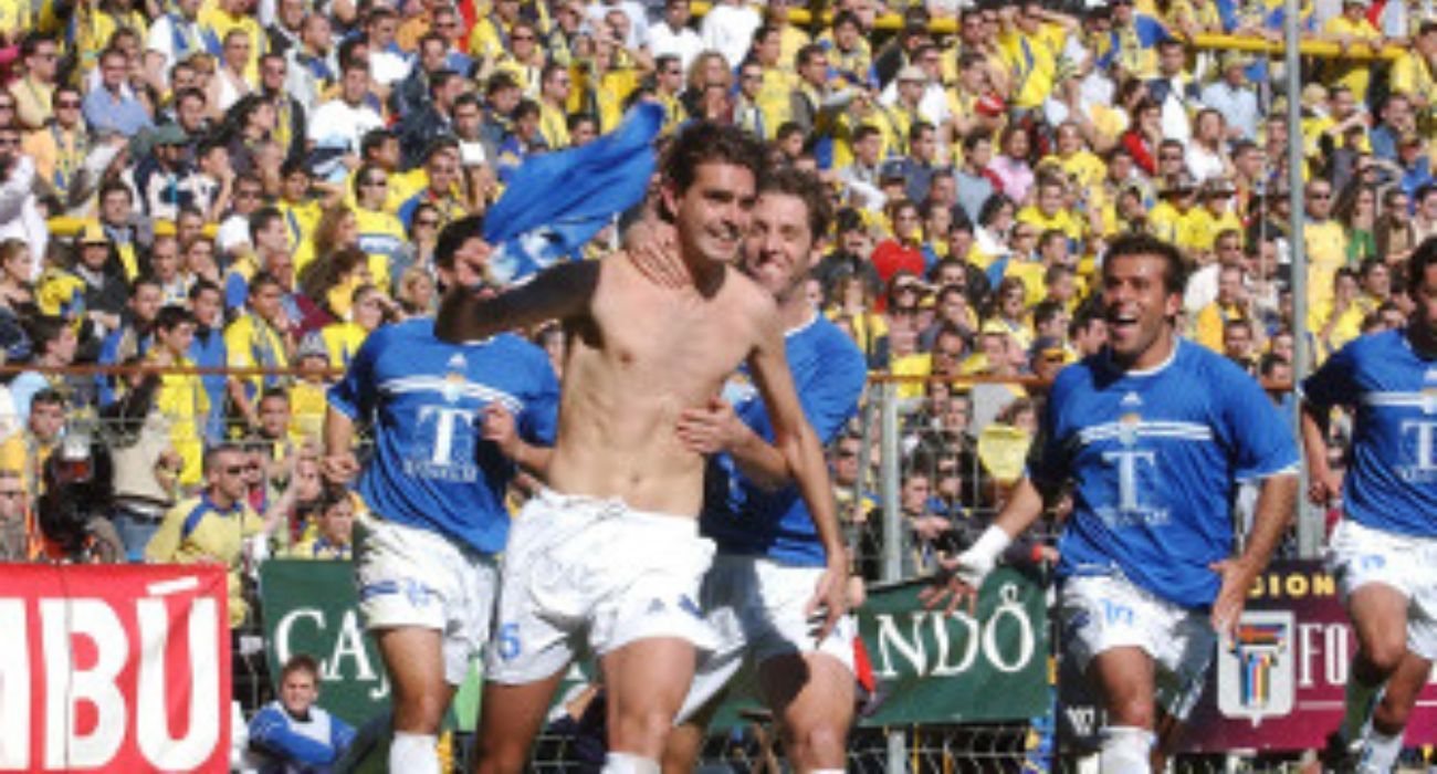 Respuesta de Ernesto Alba al artículo 'Xerecismo, unificación y rencor'. Dani Pendín celebra un gol del Xerez CD al Cádiz CF en el antiguo Carranza. Eran otros tiempos para el xerecismo.
