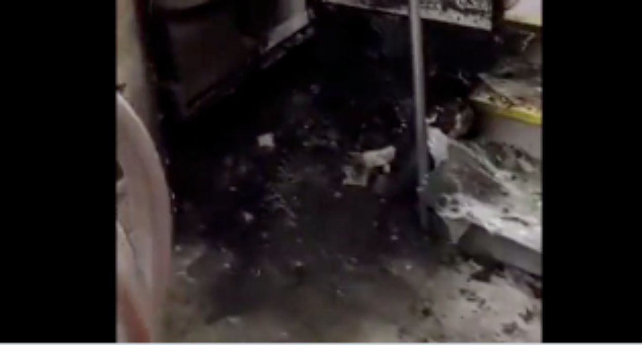 Así ha quedado un patinete eléctrico tras explotar en un tren.