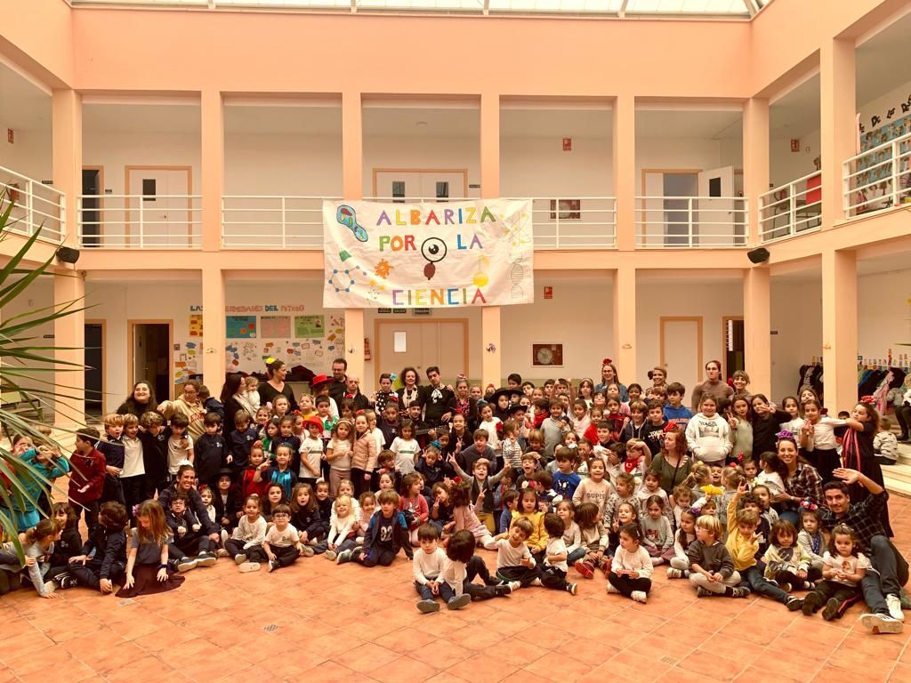 Foto de familia tras el reencuentro. 