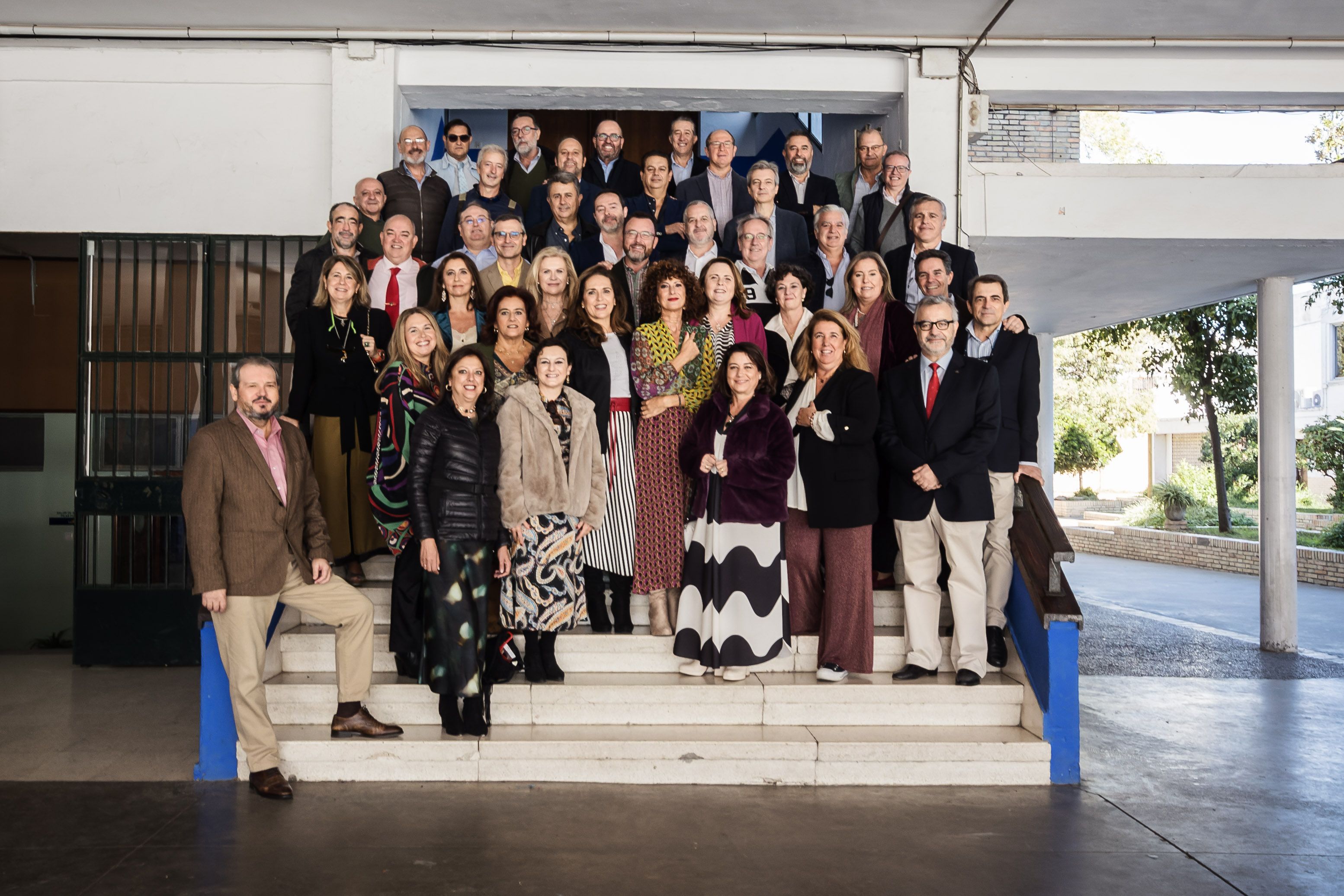 Reunión de antiguos alumnos y alumnas en el colegio La Salle en Jerez.