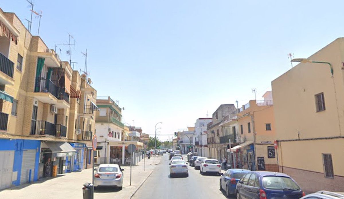 Calle Torrelaguna en Sevilla, donde disparan en el pecho al conductor de un coche.  GOOGLEMAPS