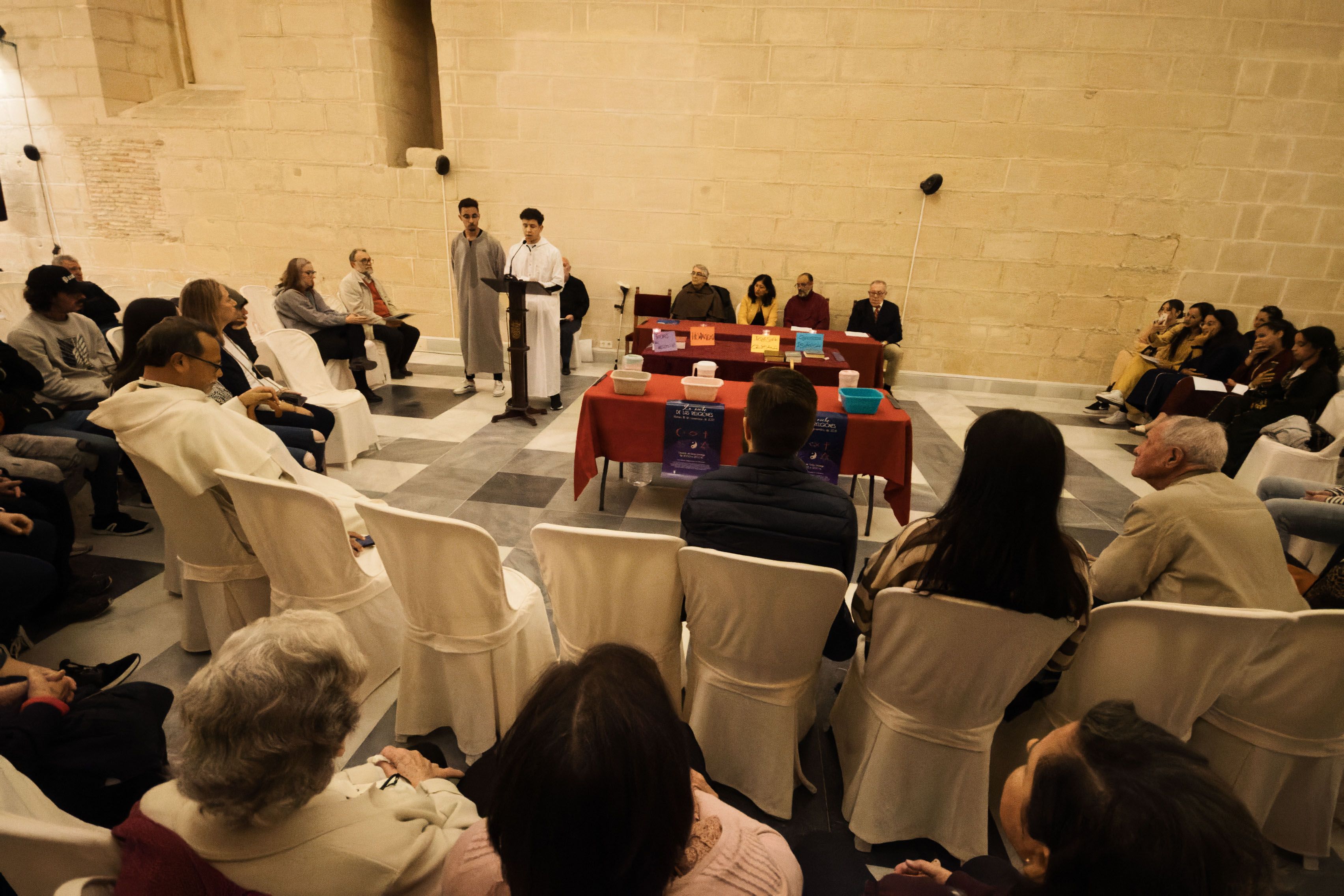 Noche de las religiones en los Claustros de Santo Domingo.