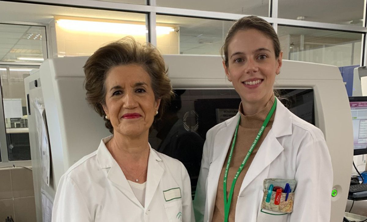 Las especialistas María Ángeles Correa Alonso y Lourdes Domínguez Acosta en el hospital universitario de Jerez.