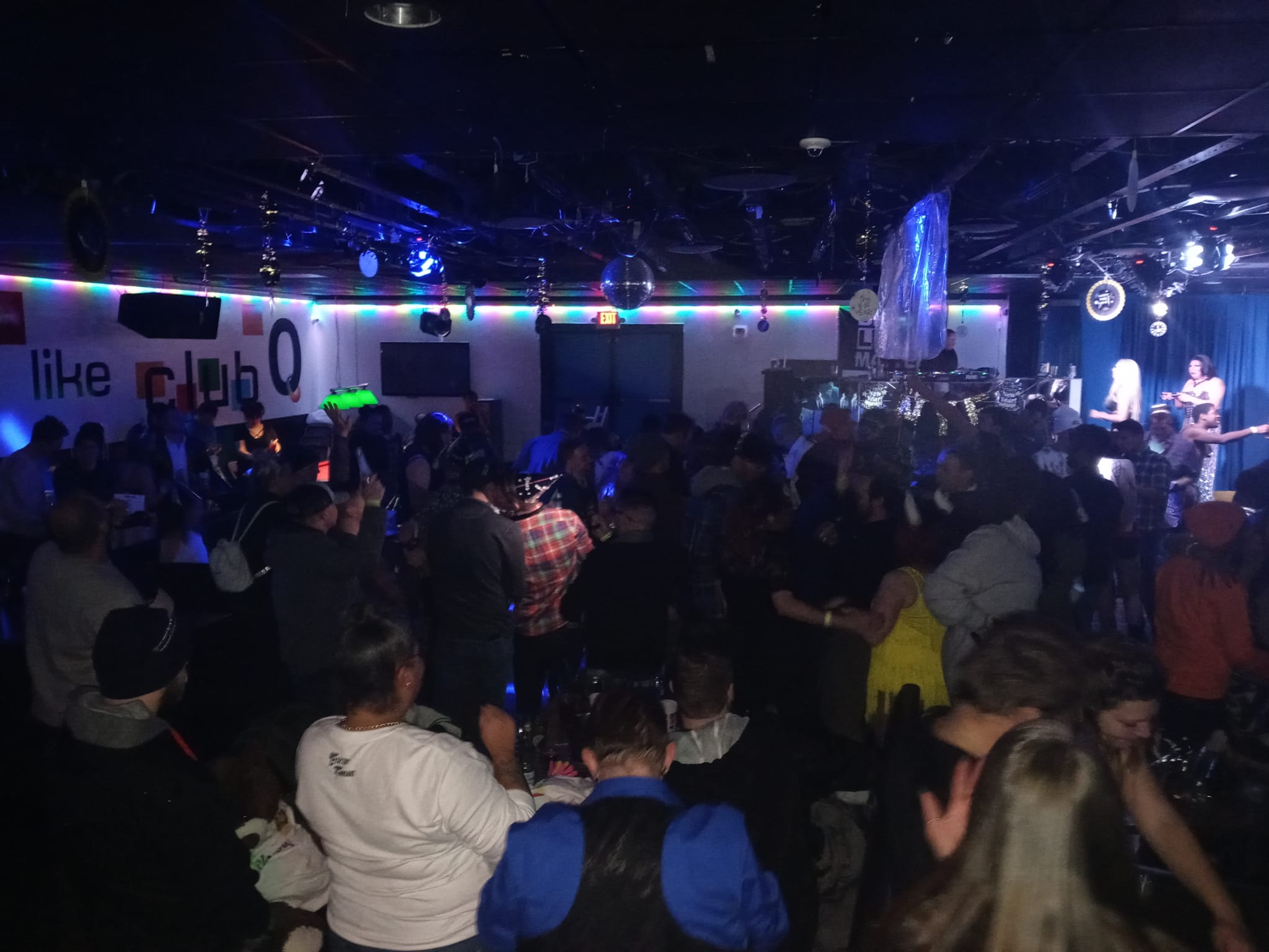 Una fiesta en Club Q Colorado Springs, donde se ha producido el tiroteo.