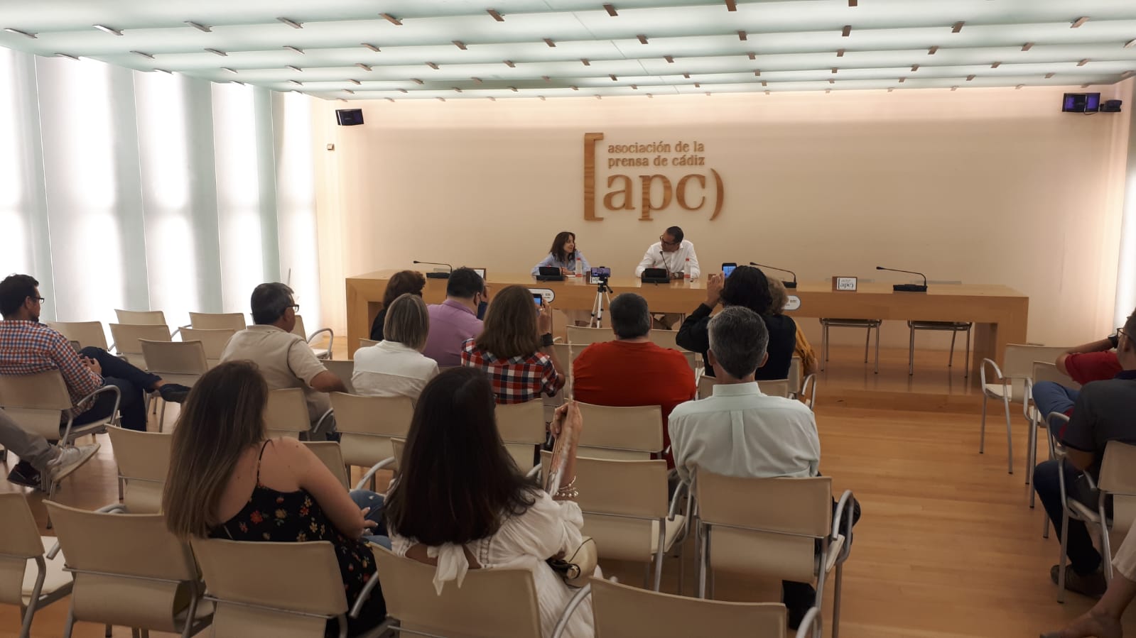 David Jiménez, ex director de 'El Mundo' y autor de 'El director', ha presentado este pasado viernes en la sede de la APC en Cádiz su obra, muy crítica contra el 'establishment' periodístico actual. Fue presentado por la periodista de 'Diario de Cádiz', P