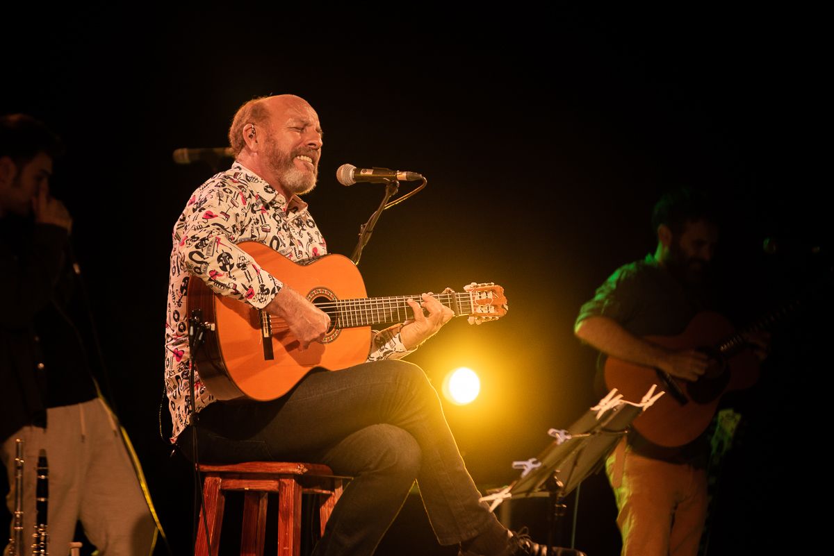 El cantautor Javier Ruibal, en una actuación en Jerez. FOTO: MANU GARCÍA