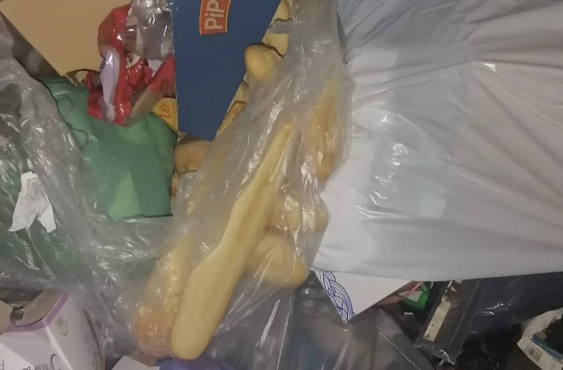 Bolsa con las barras de pan arrojadas a un contenedor de basura en El Puerto. Bolsa con las barras de pan arrojadas a un contenedor de basura en El Puerto.