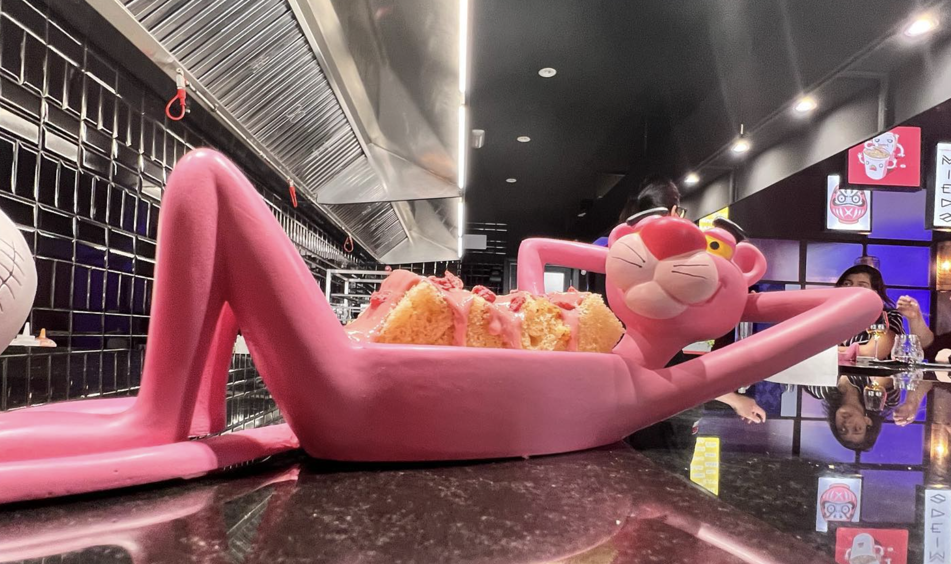 Reyes Magos 2023: una pantera rosa solidaria en Jerez.