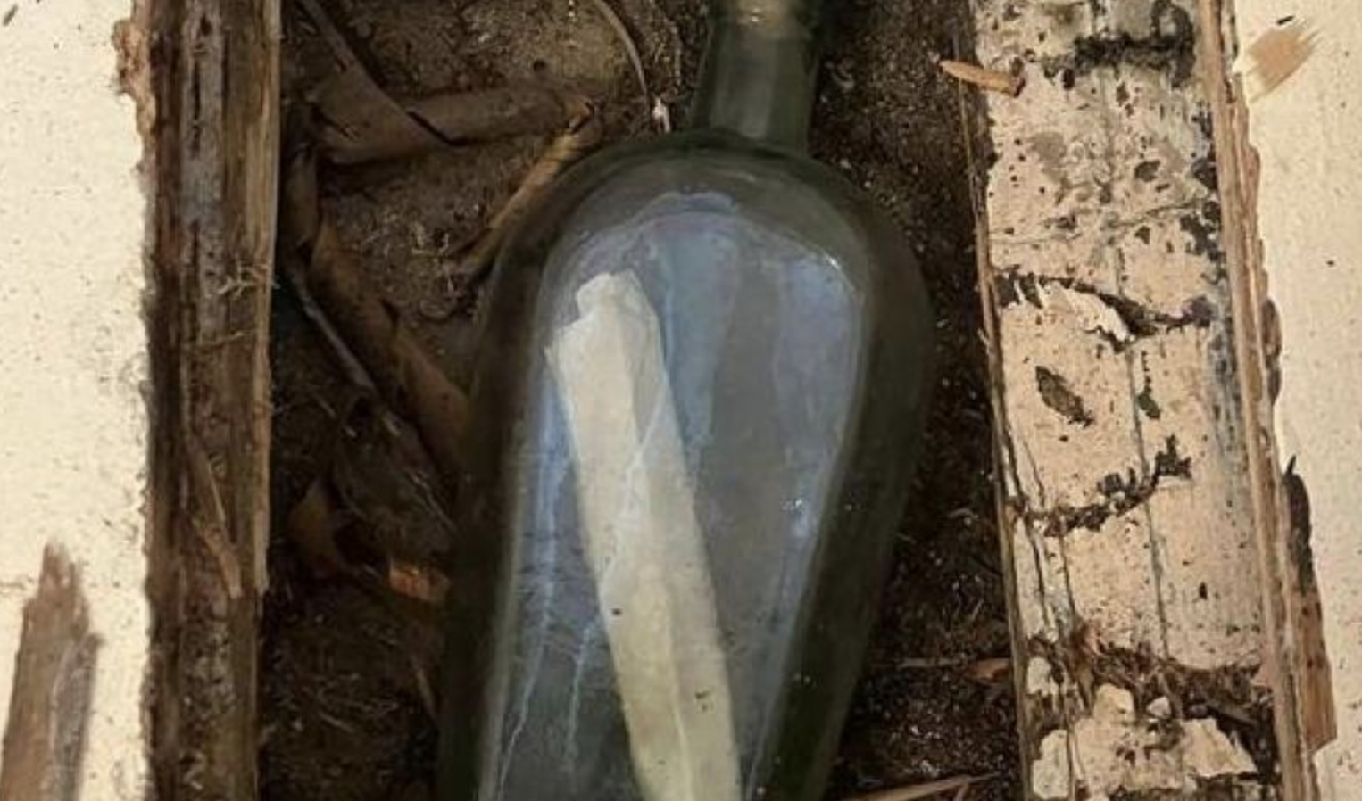 Mensaje en la botella encontrada por una familia en una casa de Edimburgo. EILIDH STIMPSON