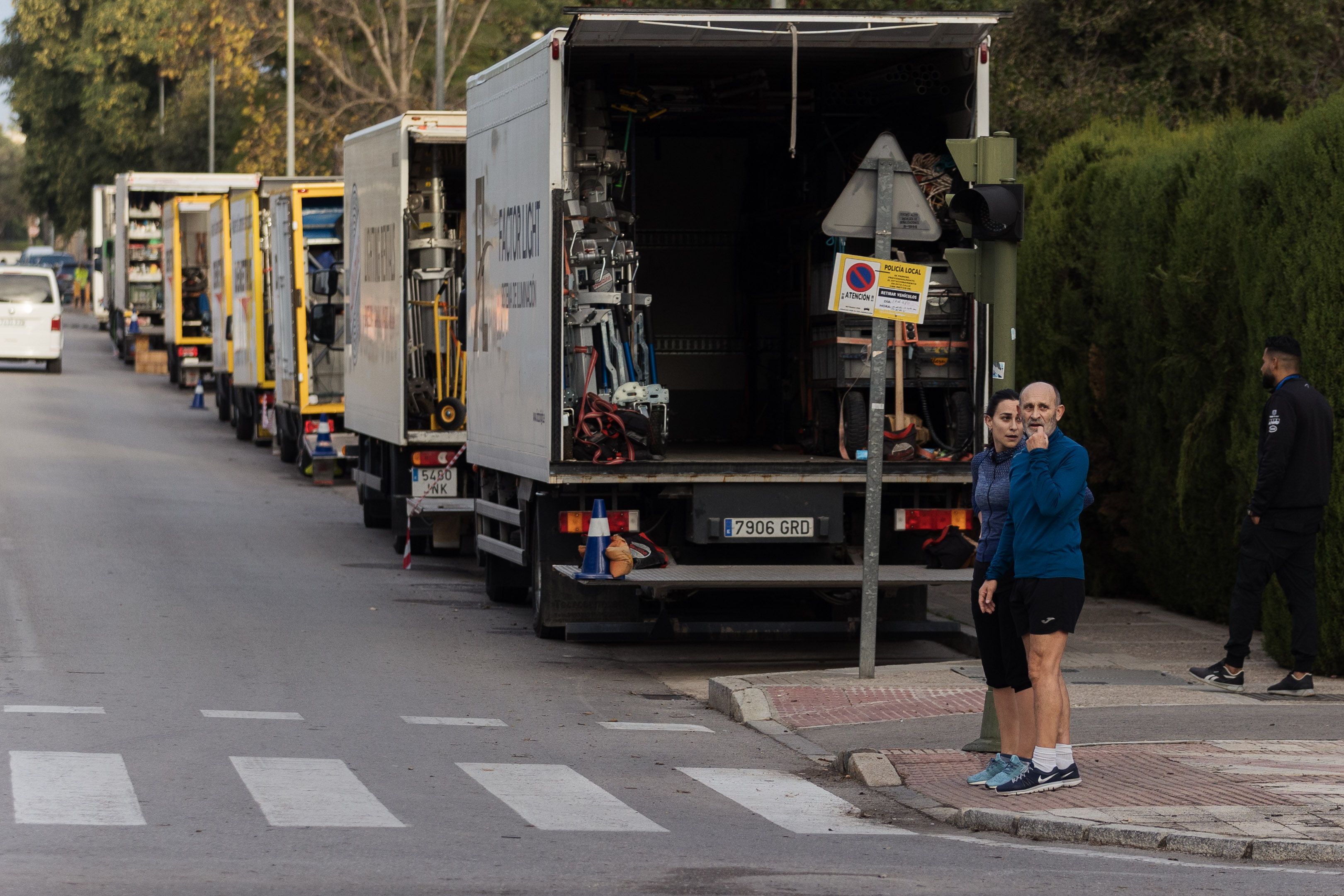 La calle González Gordon ocupada por los vehículos de la productora.   MANU GARCÍA