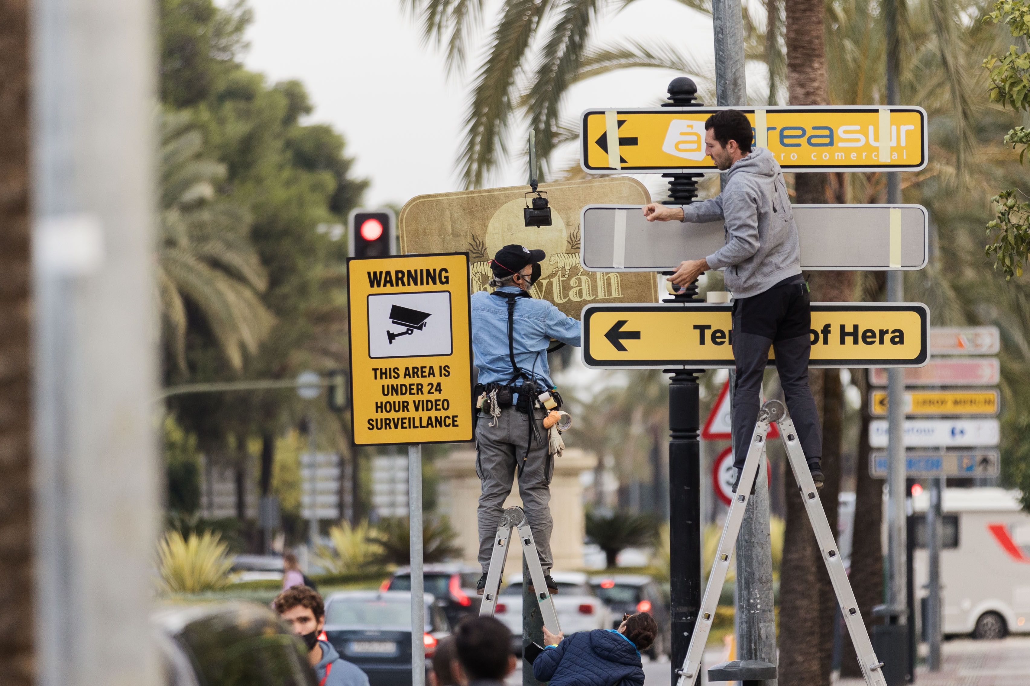 Operarios tapando señalizaciones en la avenida Álvaro Domecq.     MANU GARCÍA